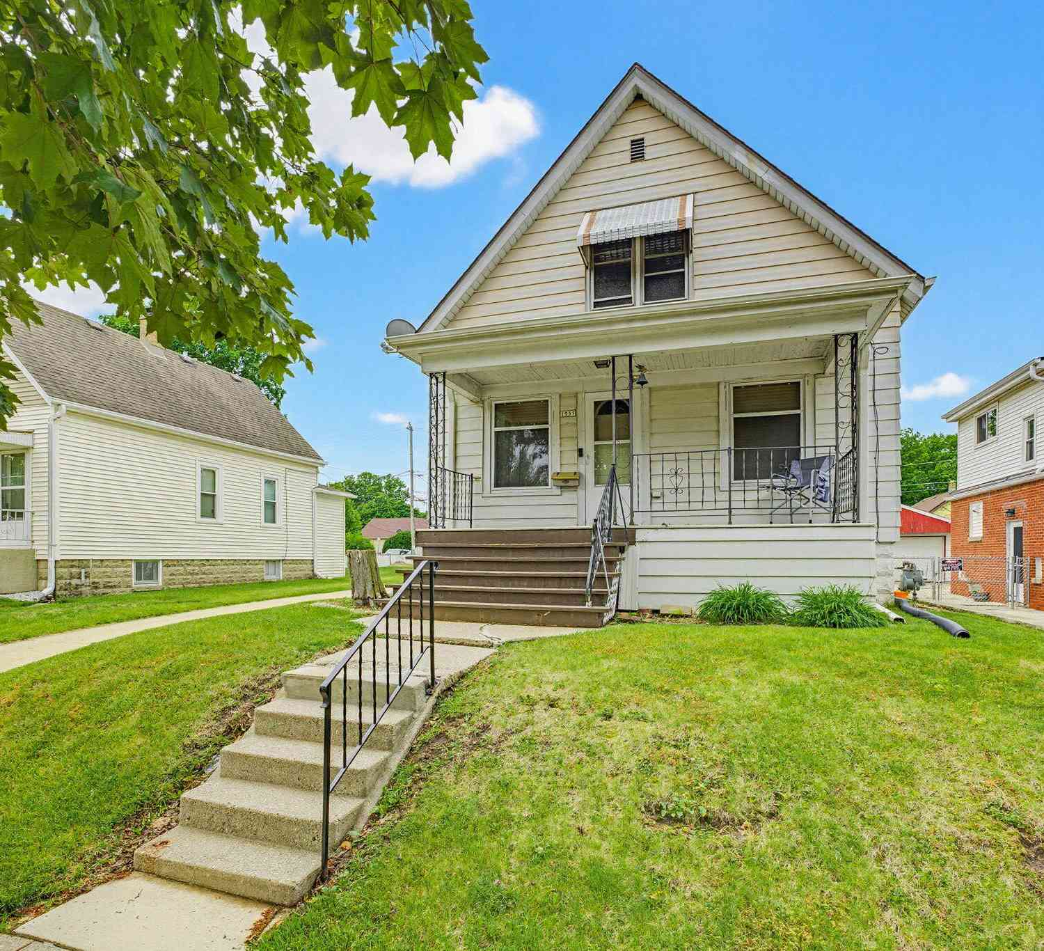 Homes For Sale - 1957 S 89th<br/> Milwaukee County, West Allis, WI 53227