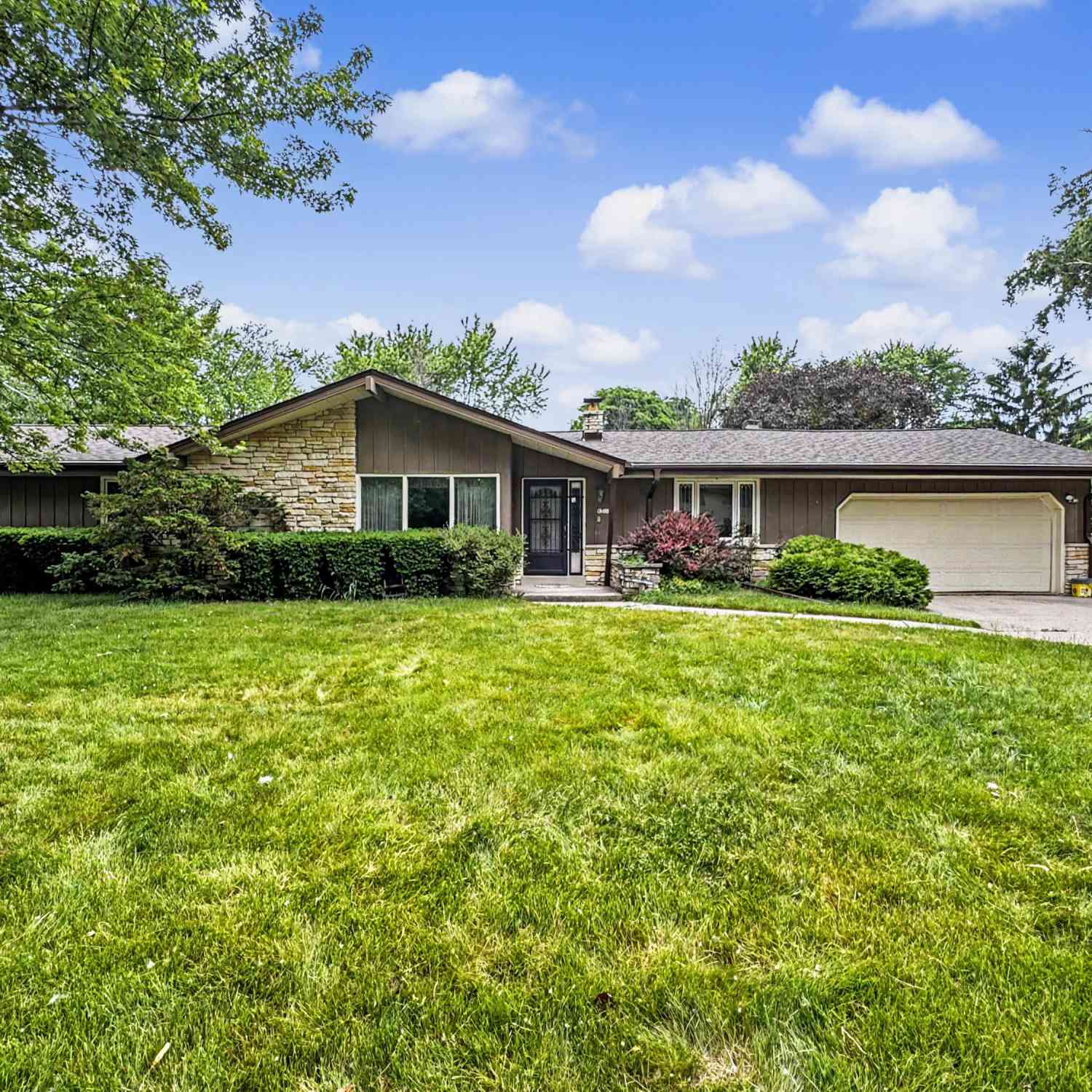 Homes For Sale - 4500 W Abbott<br/> Milwaukee County, Greenfield, WI 53220