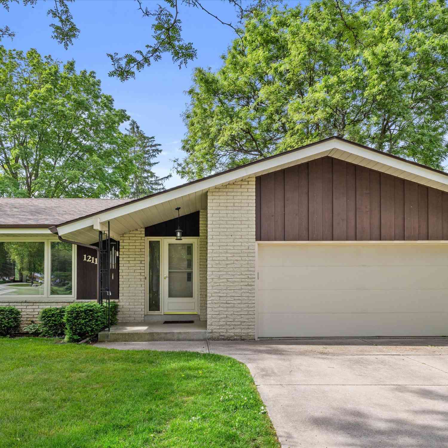 Homes For Sale - 12115 W Luther<br/> Milwaukee County, Hales Corners, WI 53130