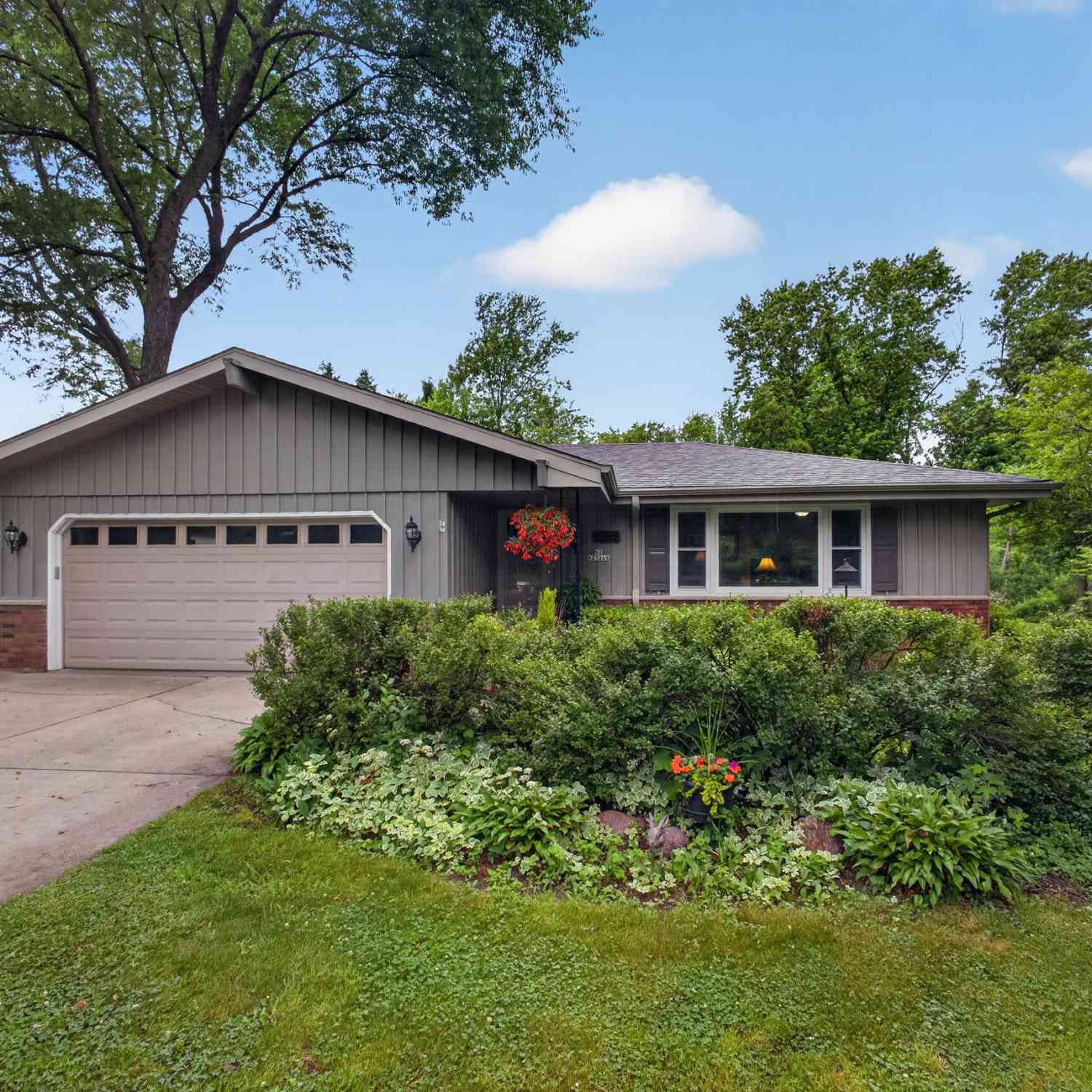 Homes For Sale - N2W27268 Lyles<br/> Pewaukee, WI 53188