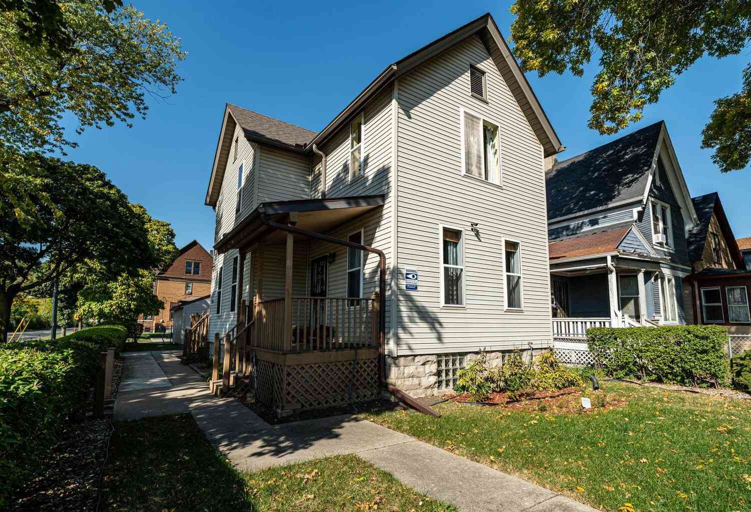 Homes For Sale - 201 N 36th<br/> Milwaukee, WI 53208