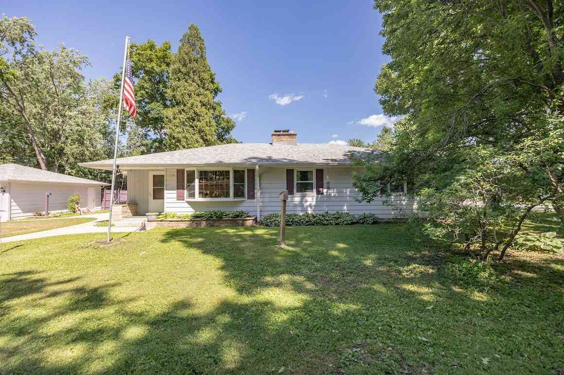 Homes For Sale - 733 N Lapham<br/> Oconomowoc, WI 53066