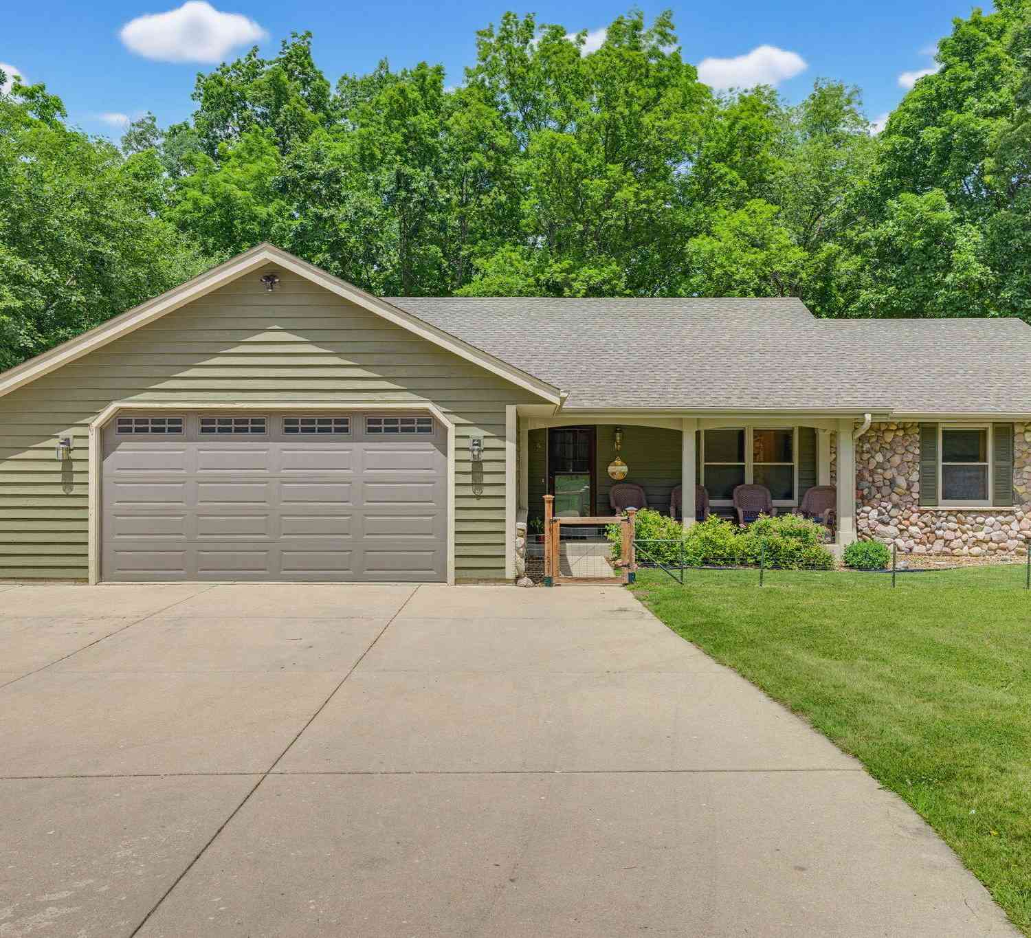 Homes For Sale - W276S4440 Elk Valley<br/> Waukesha, WI 53189