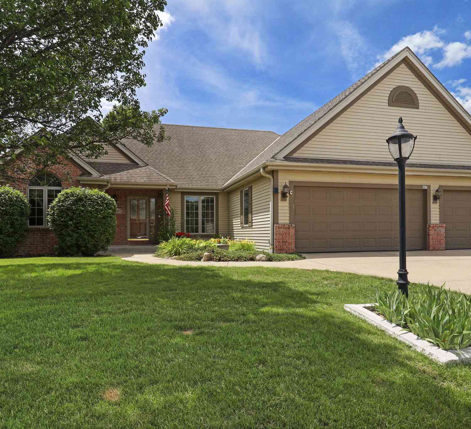 Homes For Sale - 867 River Ridge<br/> Waterford, WI 53185