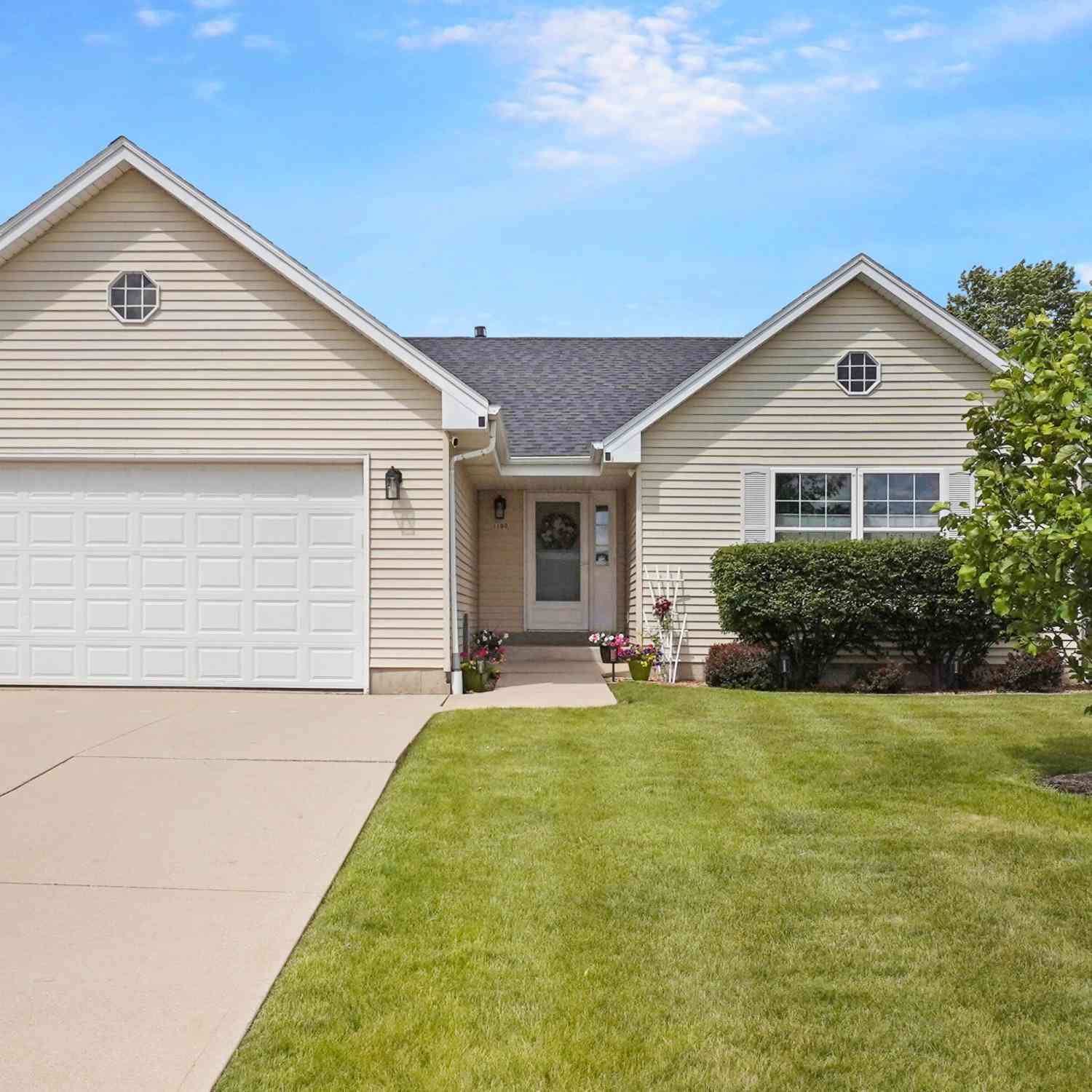 Homes For Sale - 1100 E Keri<br/> Oak Creek, WI 53154