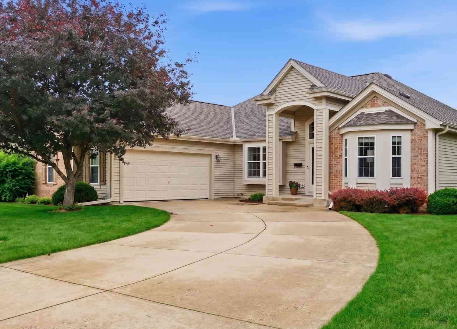 Homes For Sale - 268 Lakeridge<br/> Oconomowoc, WI 53066