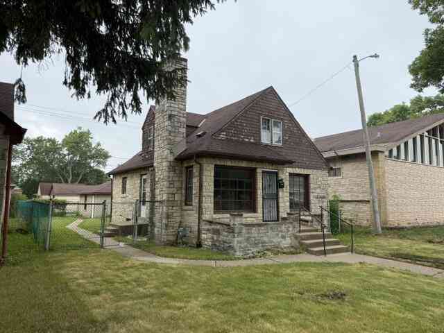 Homes For Sale - 2421 W Hampton<br/> Milwaukee, WI 53209