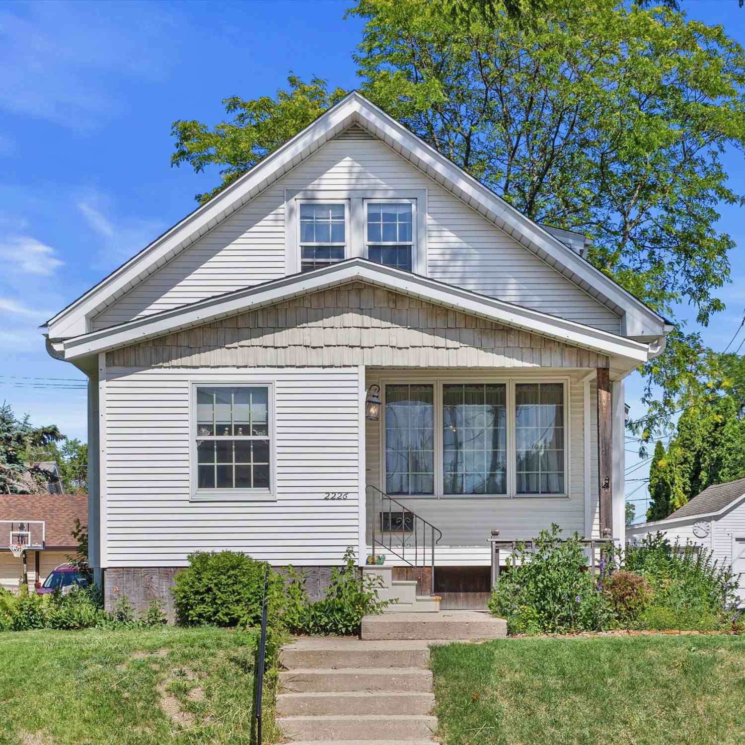 Homes For Sale - 2226 S 90th<br/> West Allis, WI 53227