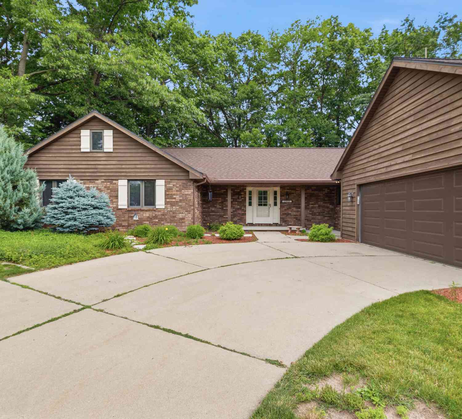 Homes For Sale - 343 E Le Capitaine<br/> Green Bay, WI 54302