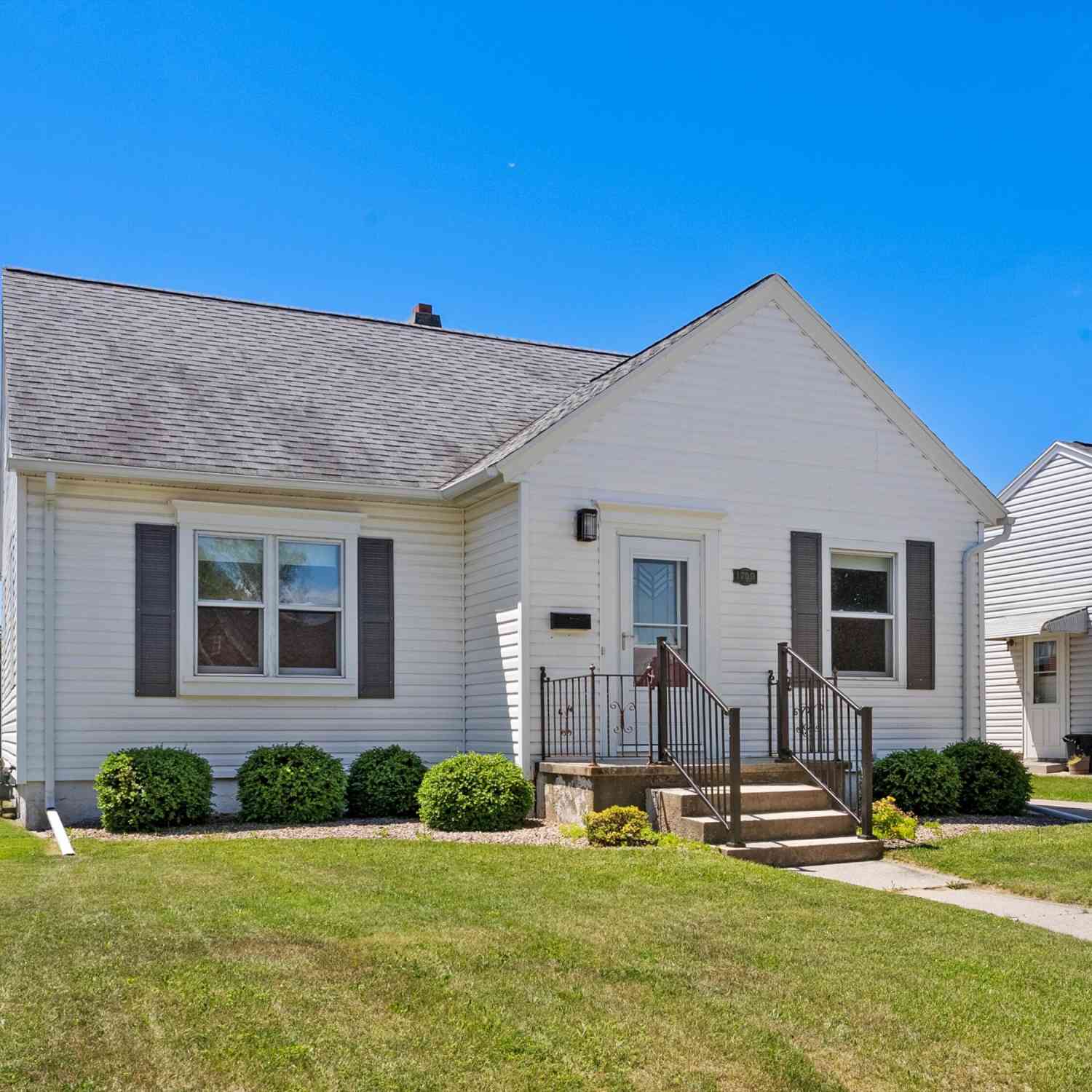 Homes For Sale - 1709 Grand<br/> Manitowoc, WI 54220