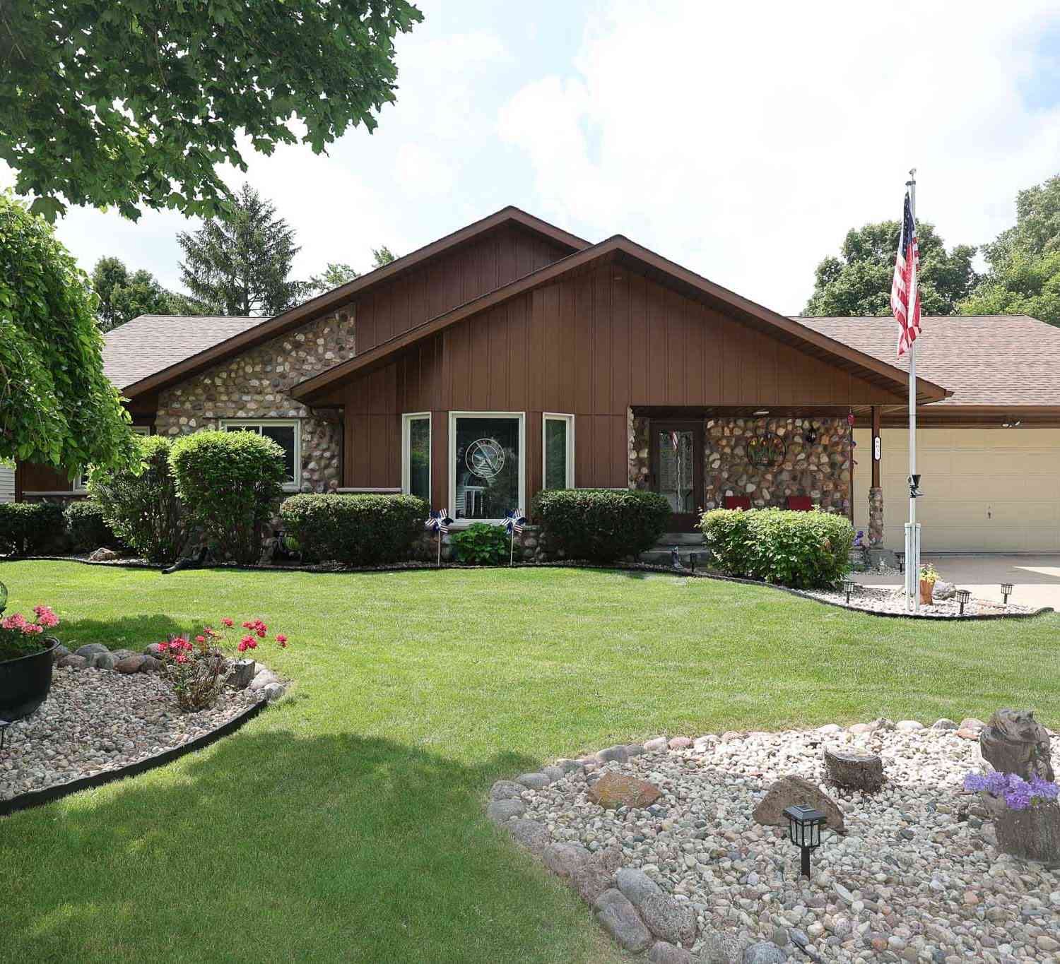 Homes For Sale - 8035 W Bruss<br/> Franklin, WI 53132