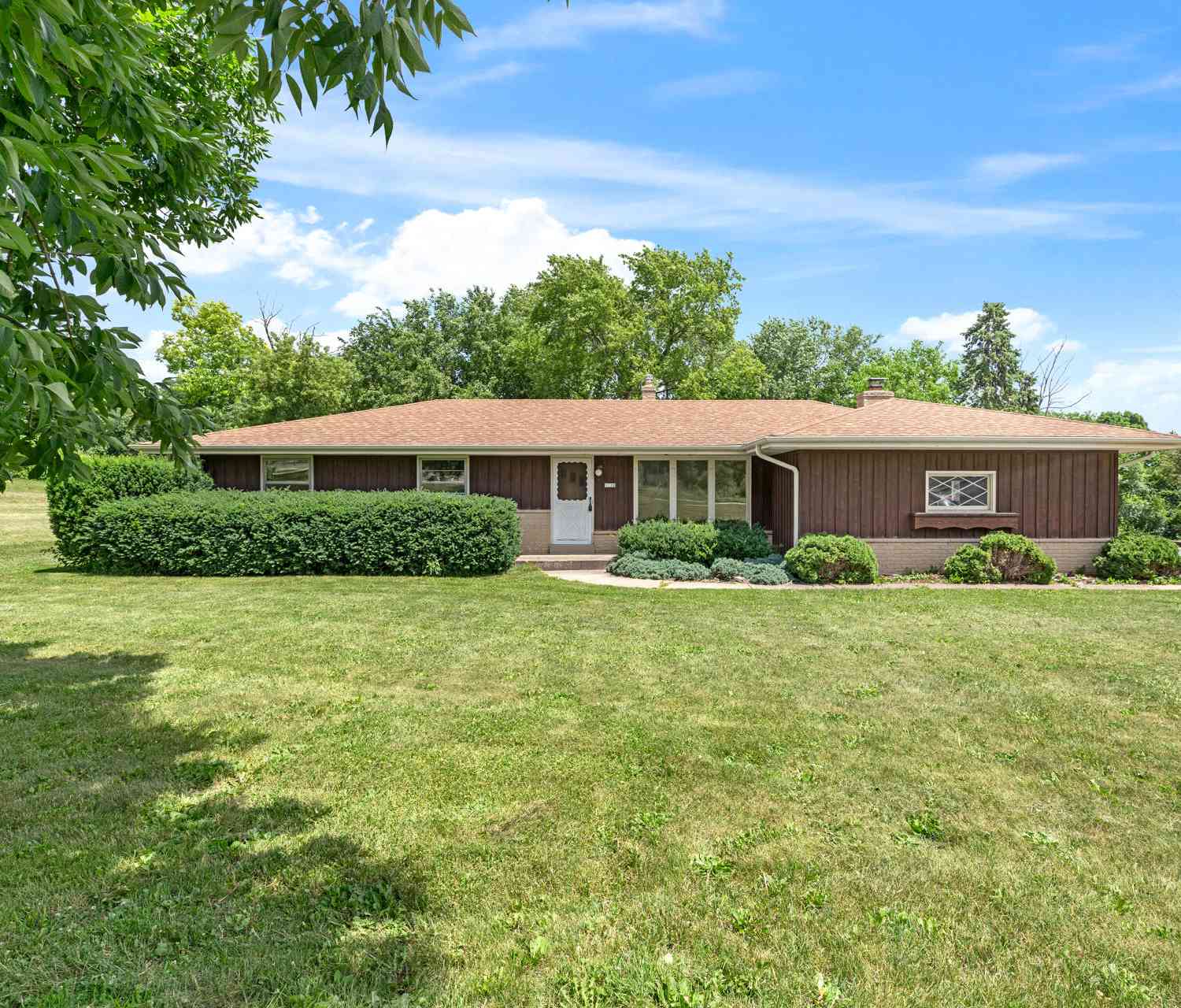 Homes For Sale - 1120 Sunnycrest<br/> Brookfield, WI 53186