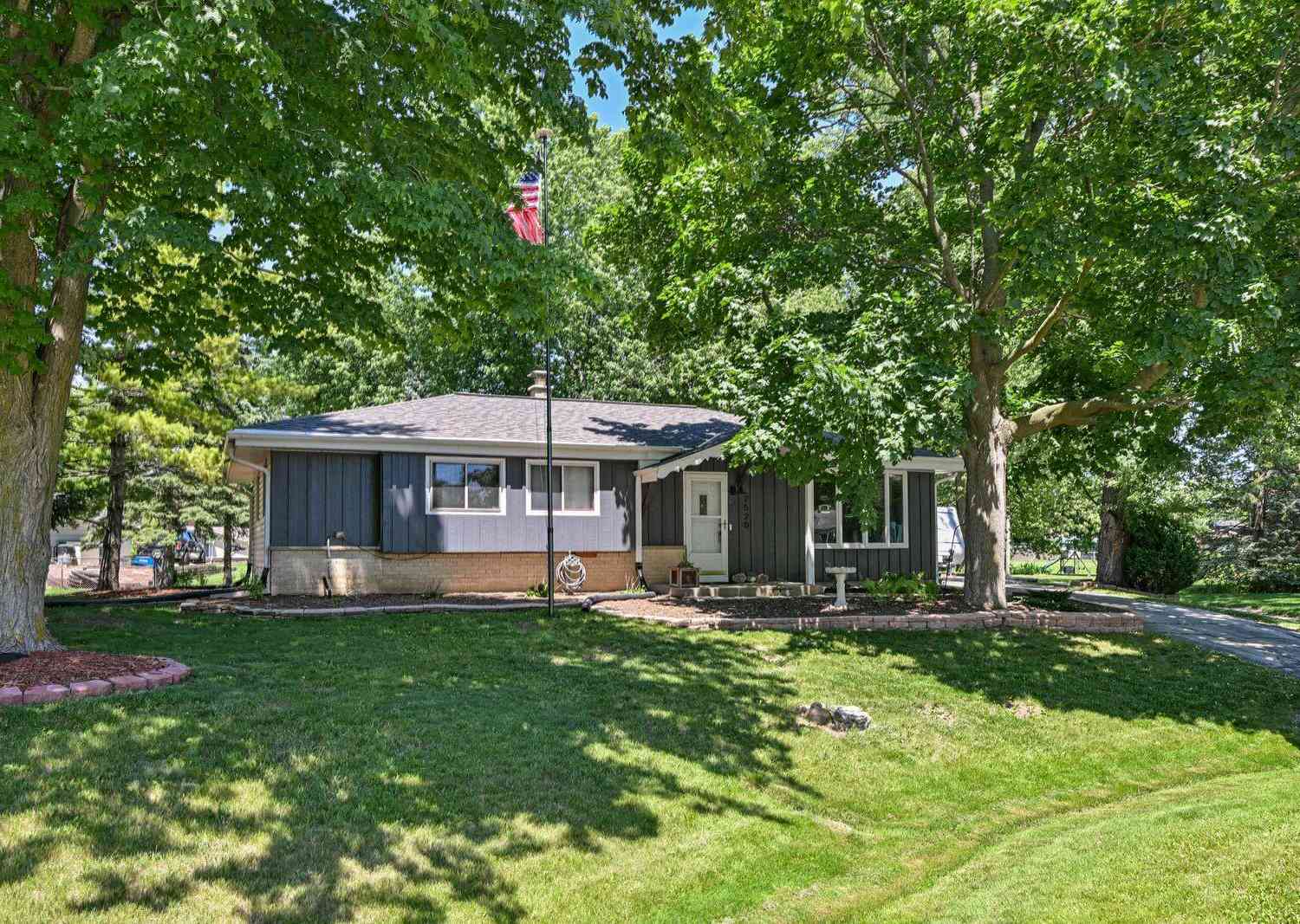 Homes For Sale - 2520 Marigold<br/> Racine County, Caledonia, WI 53402