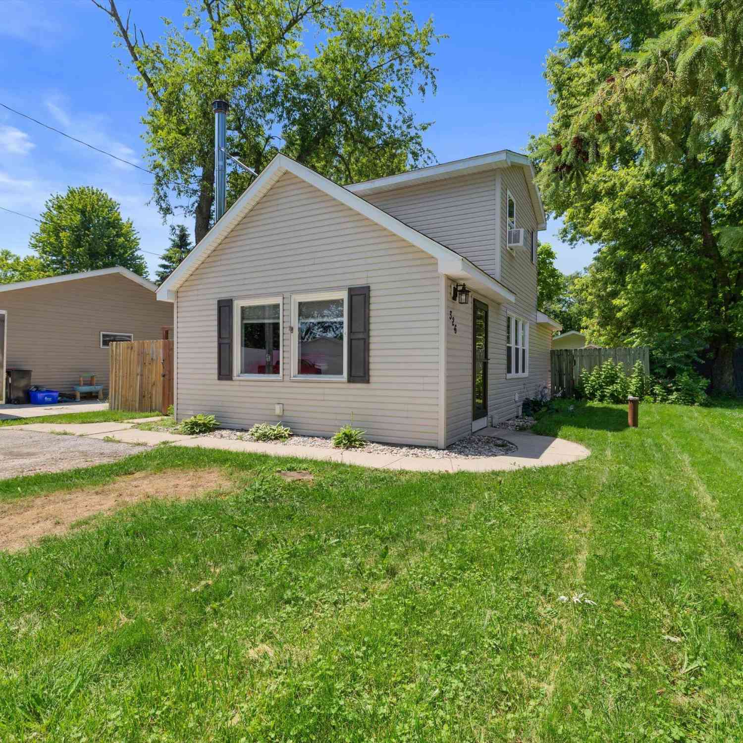 Homes For Sale - 326 Woodlawn<br/> Rochester, WI 53105