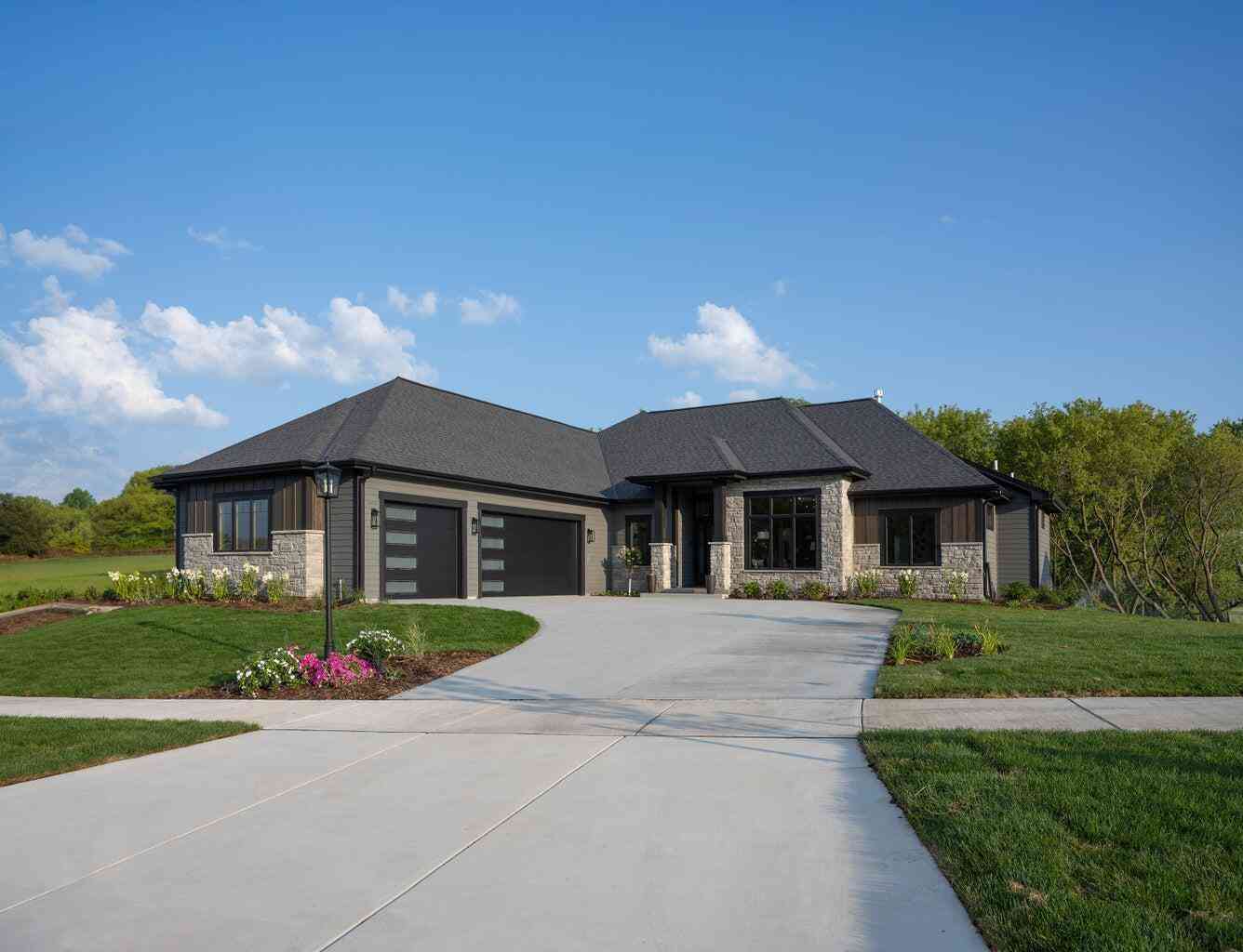 Homes For Sale - 4077 Hawthorn Farm<br/> Delafield, WI 53058