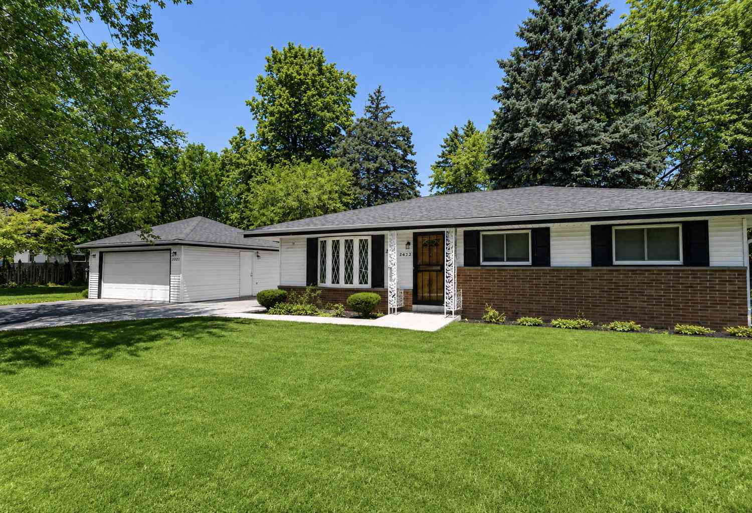 Homes For Sale - 2422 W Hilltop<br/> Oak Creek, WI 53154