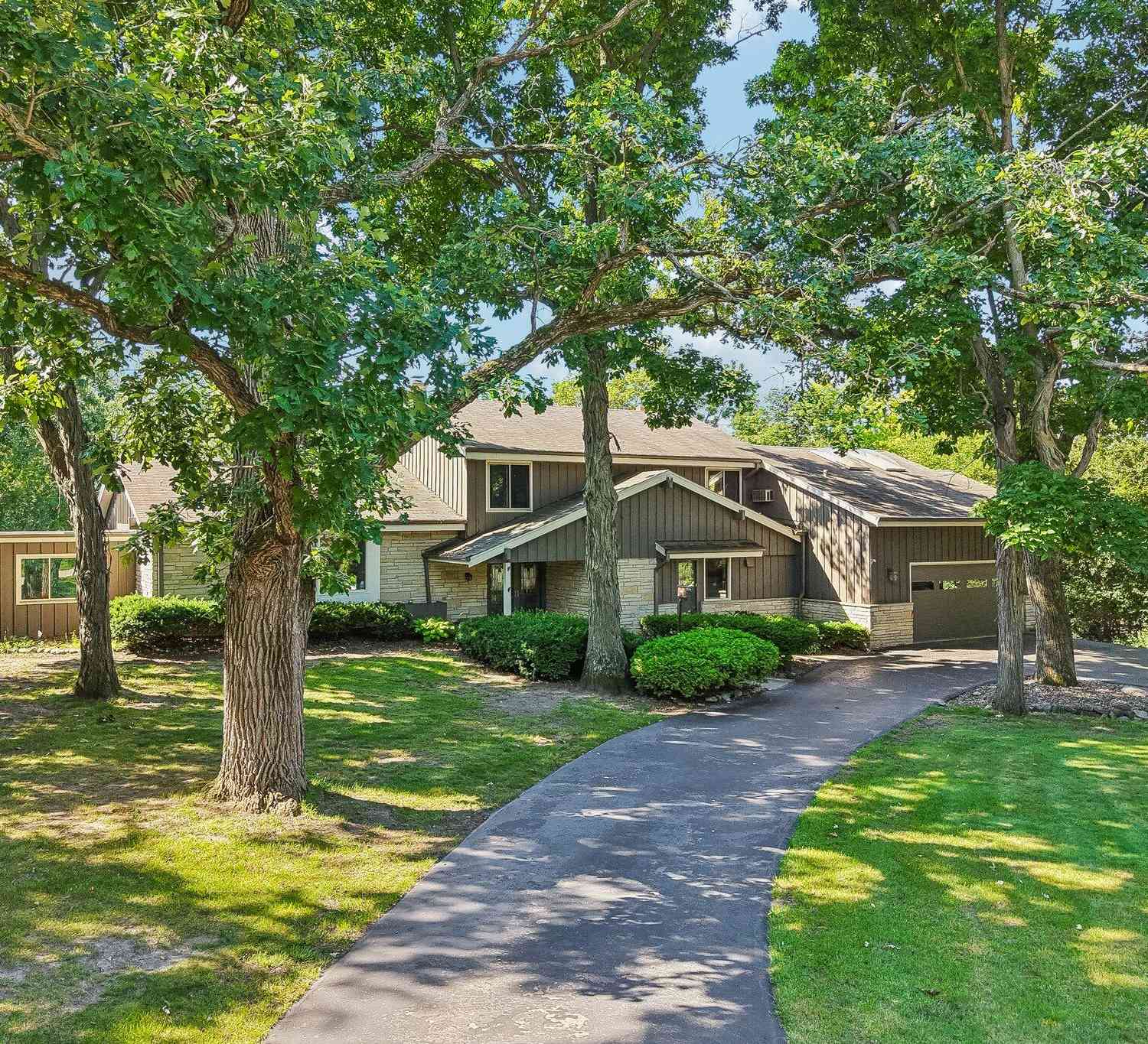 Homes For Sale - S23W26149 Canterbury<br/> Waukesha, WI 53188