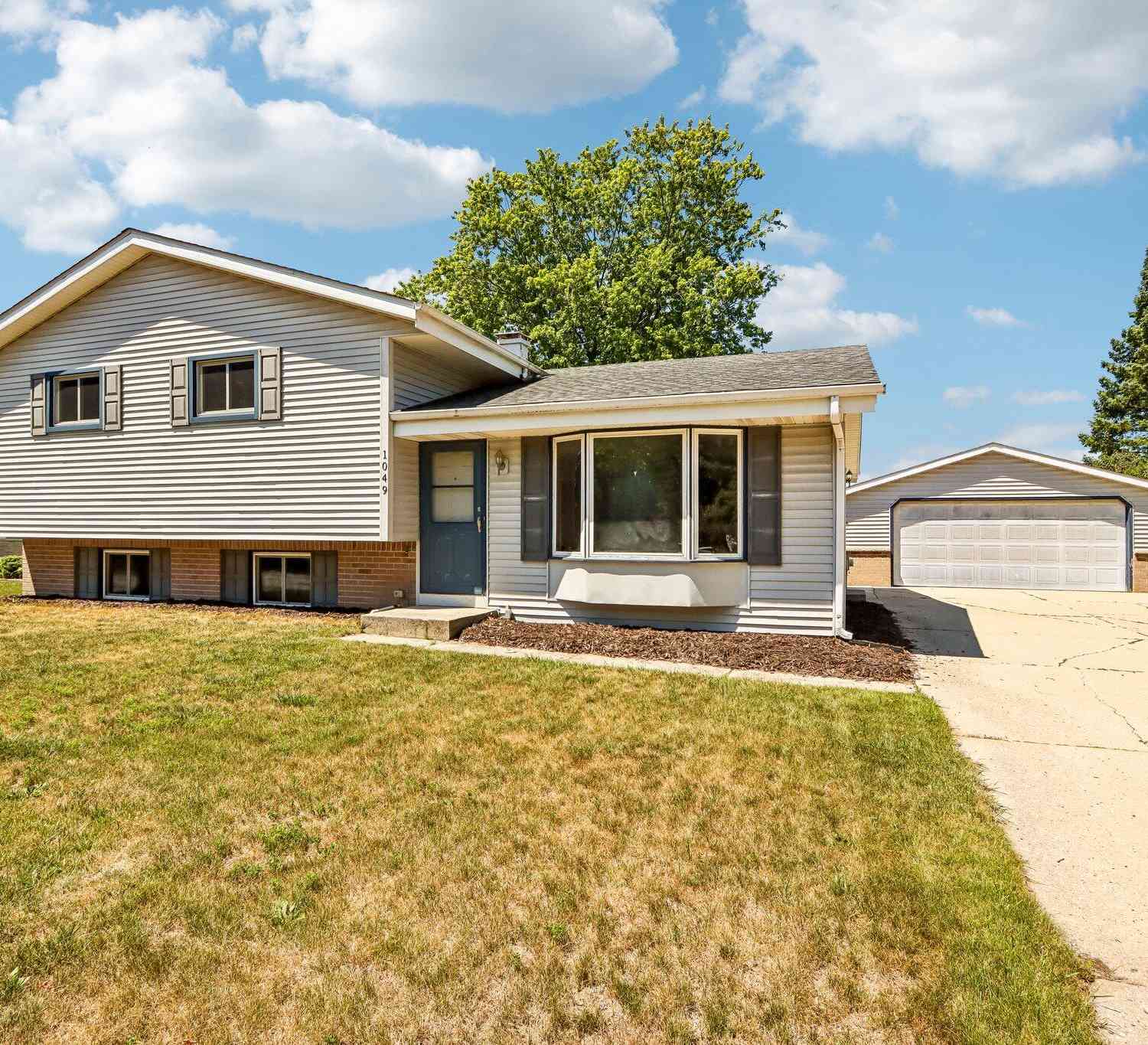 Homes For Sale - 1049 S Glencrest<br/> Ozaukee County, Saukville, WI 53080
