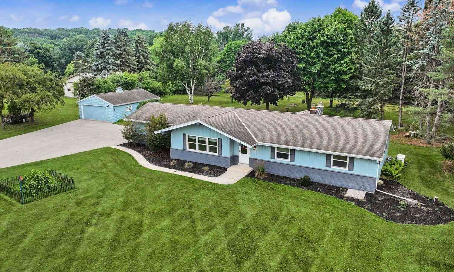 Homes For Sale - 1661 Friess Lake<br/> Washington County, Richfield, WI 53033