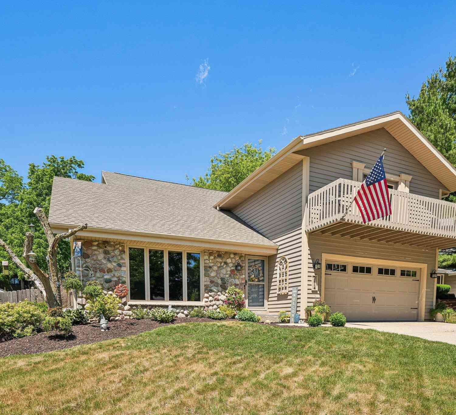 Homes For Sale - 2814 Buckingham<br/> Waukesha, WI 53188