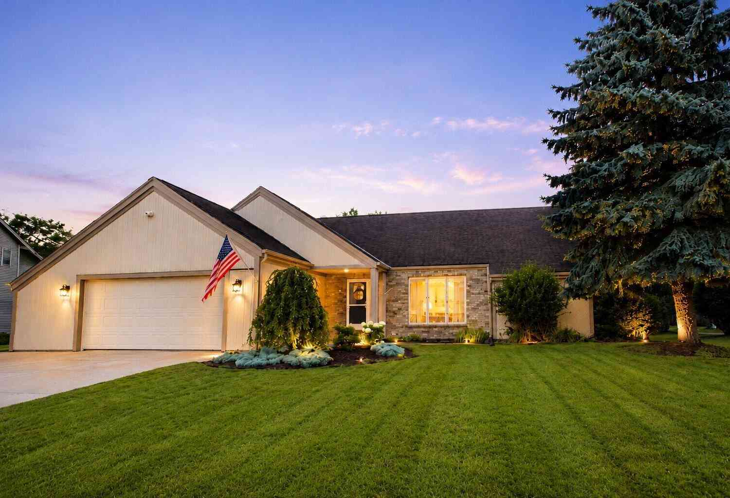 Homes For Sale - W226N2555 Oakwood<br/> Pewaukee, WI 53186