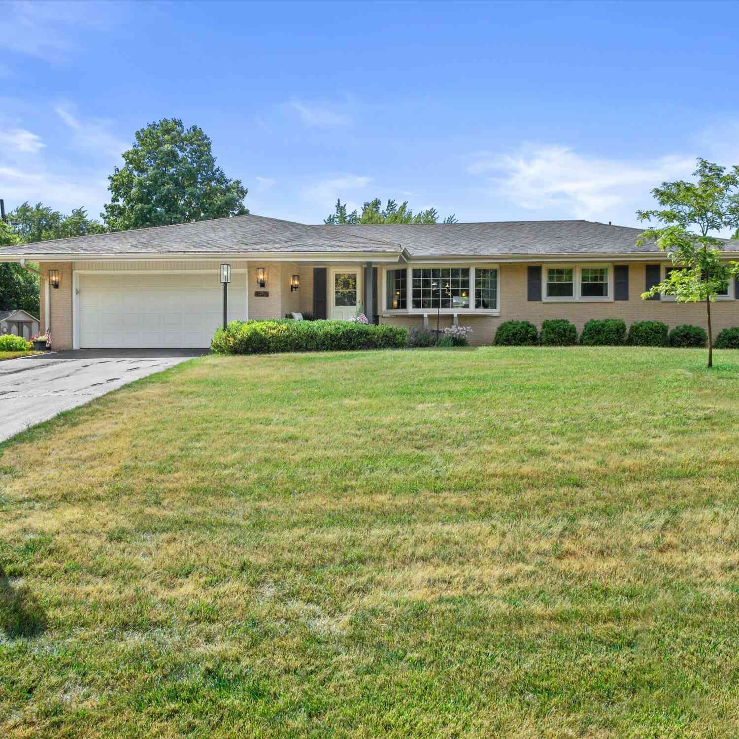 Homes For Sale - 4575 Lincrest<br/> Waukesha County, Brookfield, WI 53045
