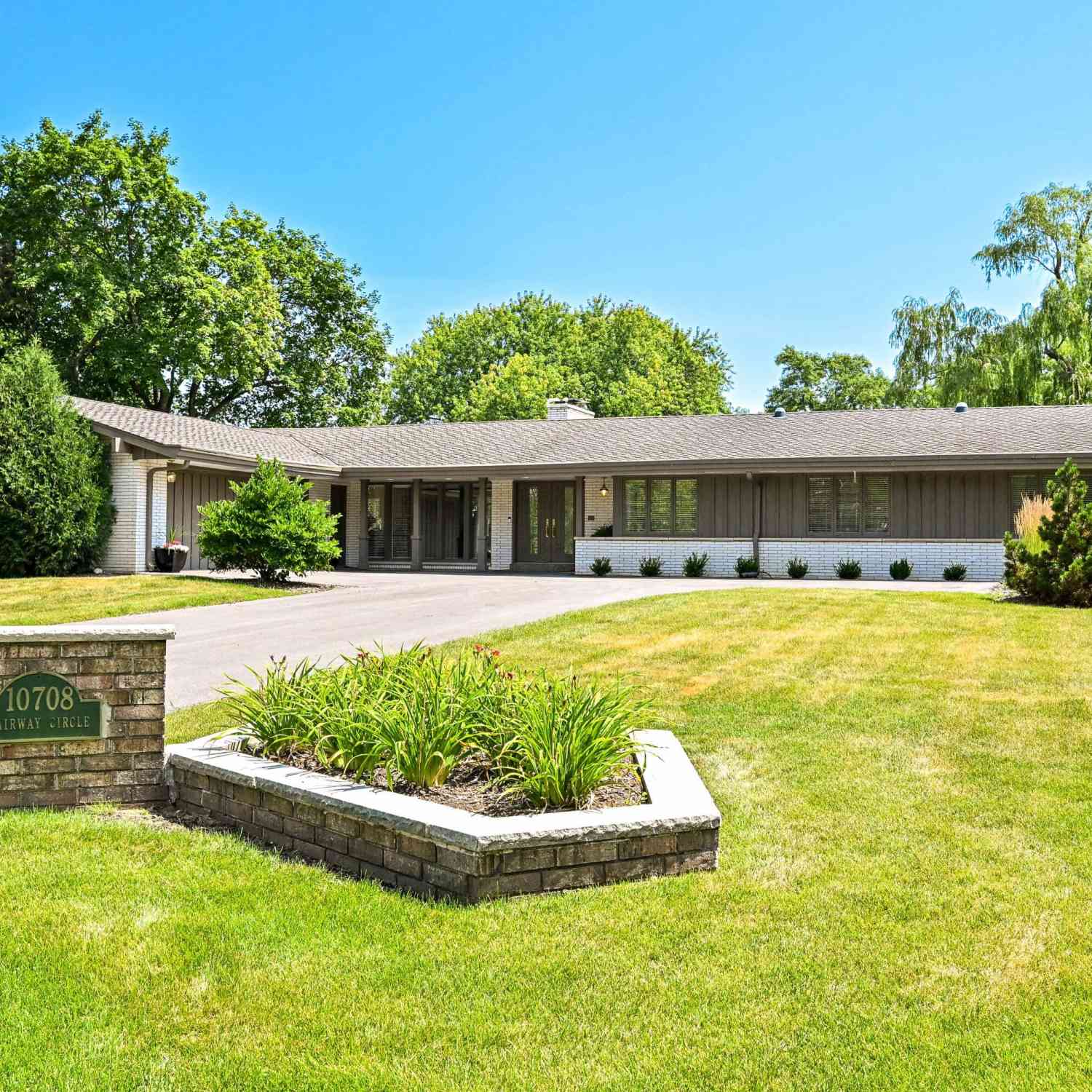 Homes For Sale - 10708 N Fairway<br/> Mequon, WI 53092