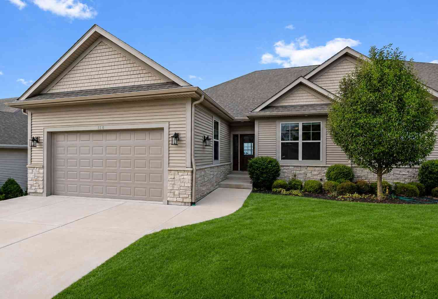 Homes For Sale - 460 S Stone Ridge<br/> Walworth County, Lake Geneva, WI 53147