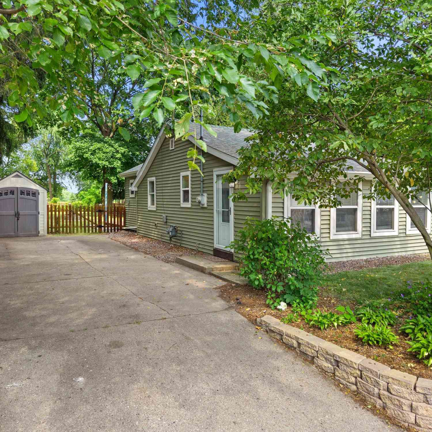 Homes For Sale - W342N4861 W Lindy<br/> Waukesha County, Oconomowoc, WI 53058
