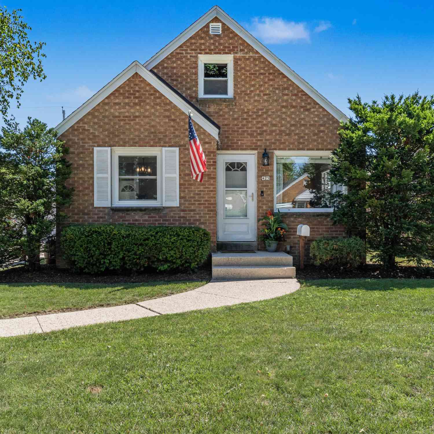 Homes For Sale - 425 W Van Norman<br/> Milwaukee County, Milwaukee, WI 53207