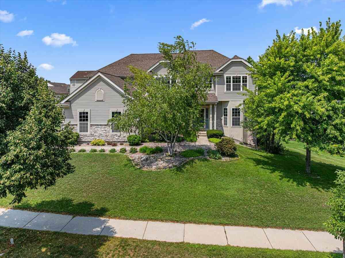 Homes For Sale - 700 Creekwood<br/> West Bend, WI 53095