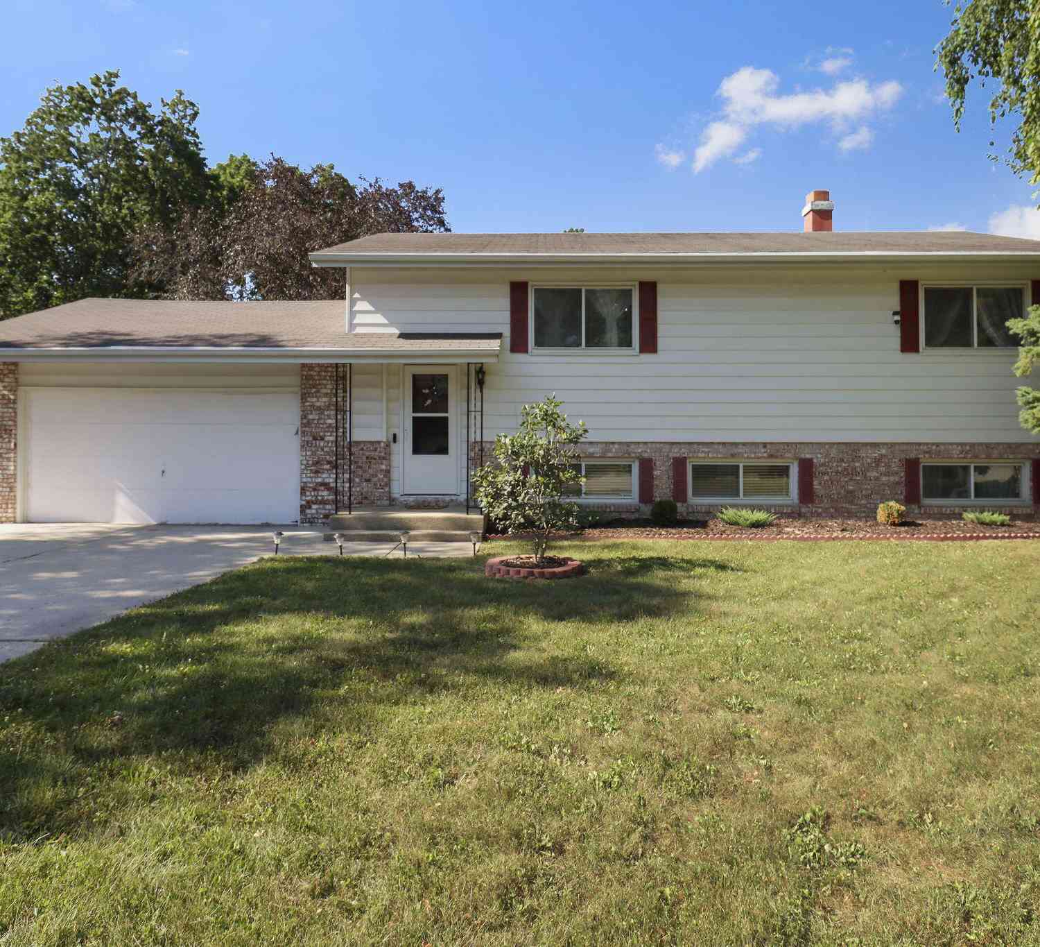 Homes For Sale - 217 W Geneva<br/> Walworth County, Delavan, WI 53115