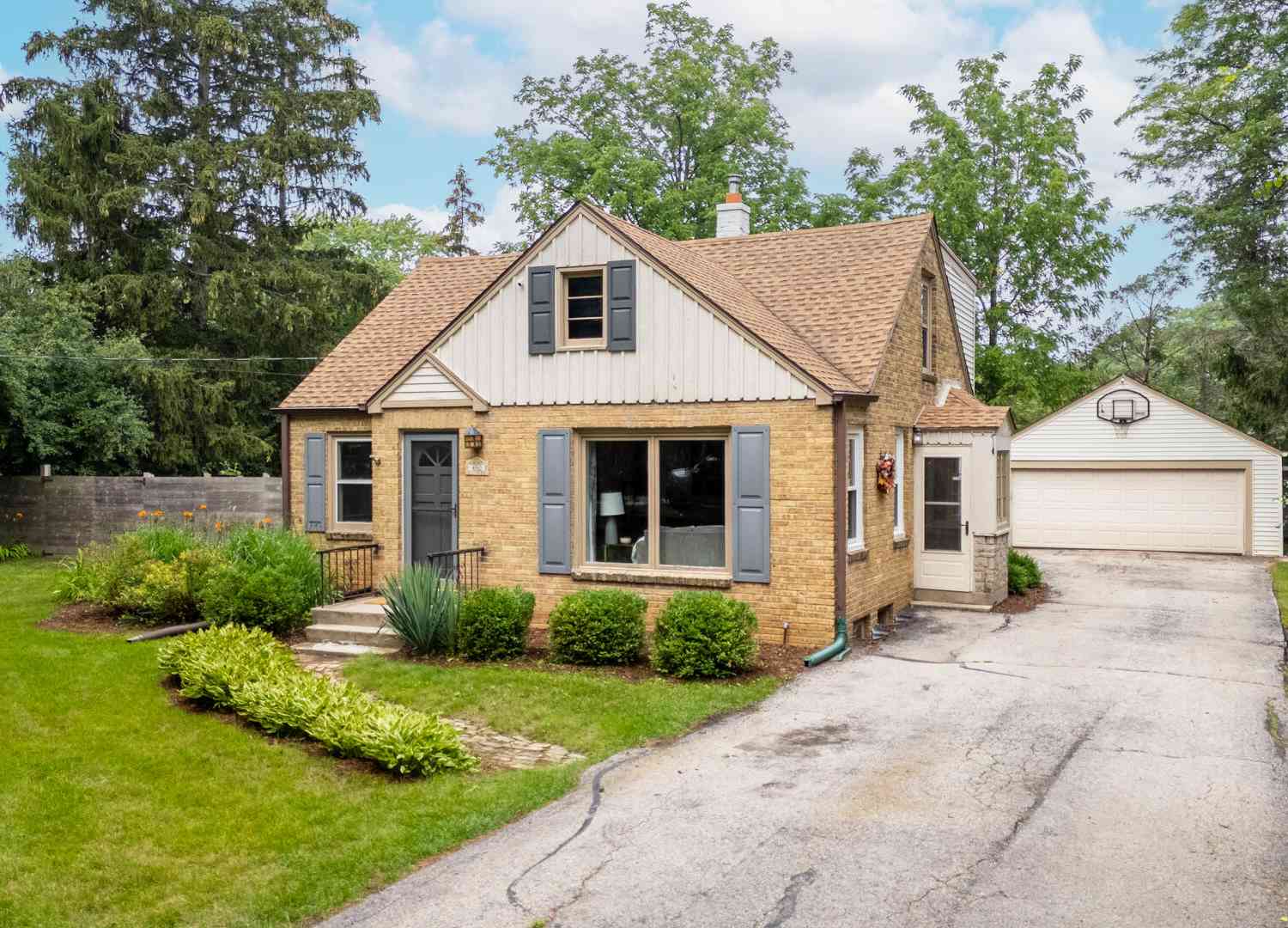 Homes For Sale - 450 W Bradley<br/> Fox Point, WI 53217