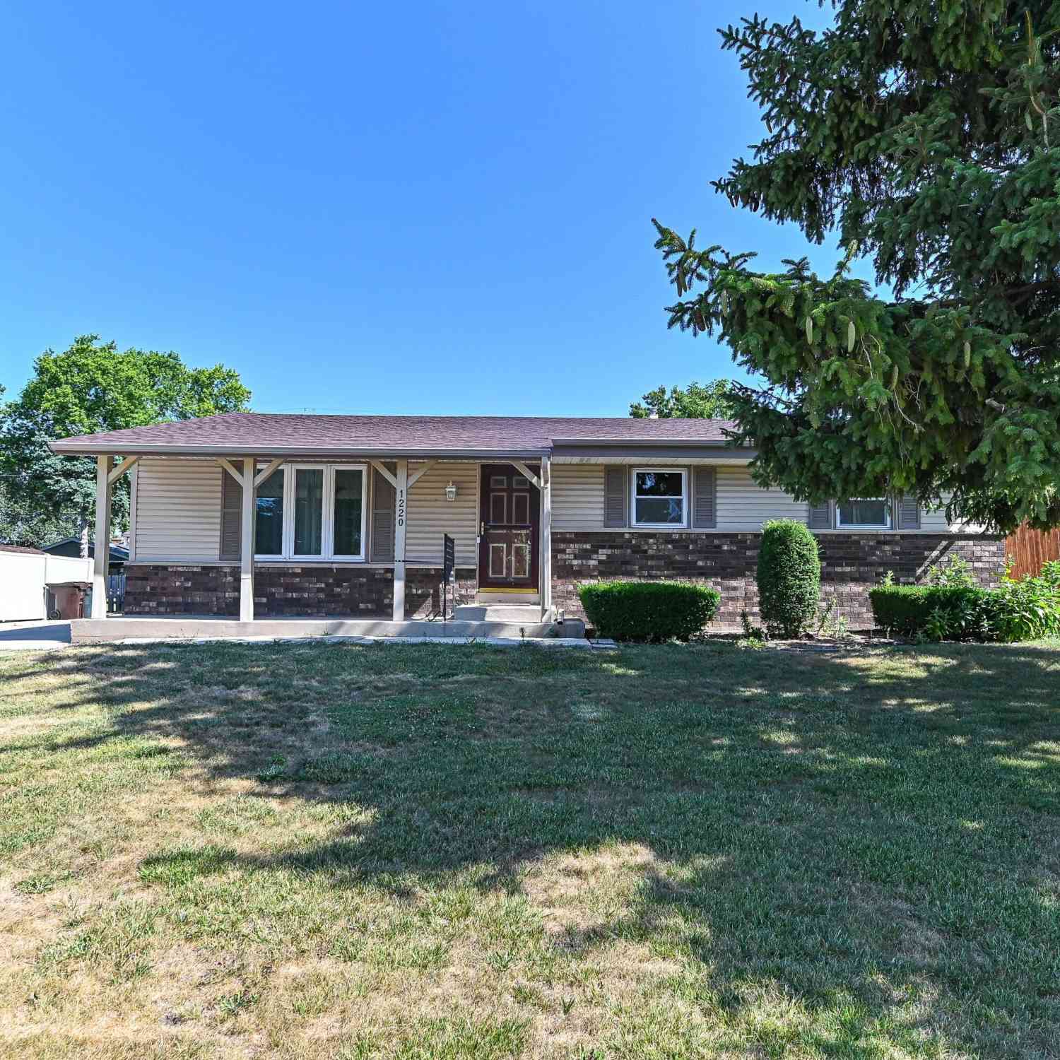 Homes For Sale - 1220 Lakeview<br/> Milwaukee County, South Milwaukee, WI 53172