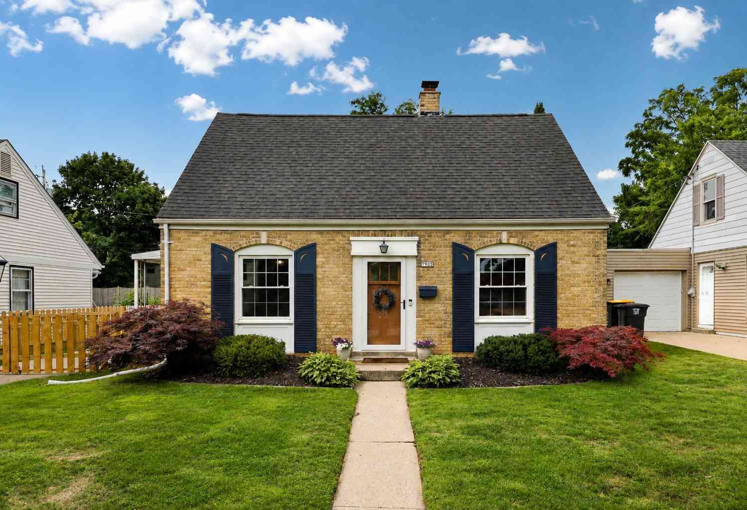 Homes For Sale - 7923 Eagle<br/> Wauwatosa, WI 53213
