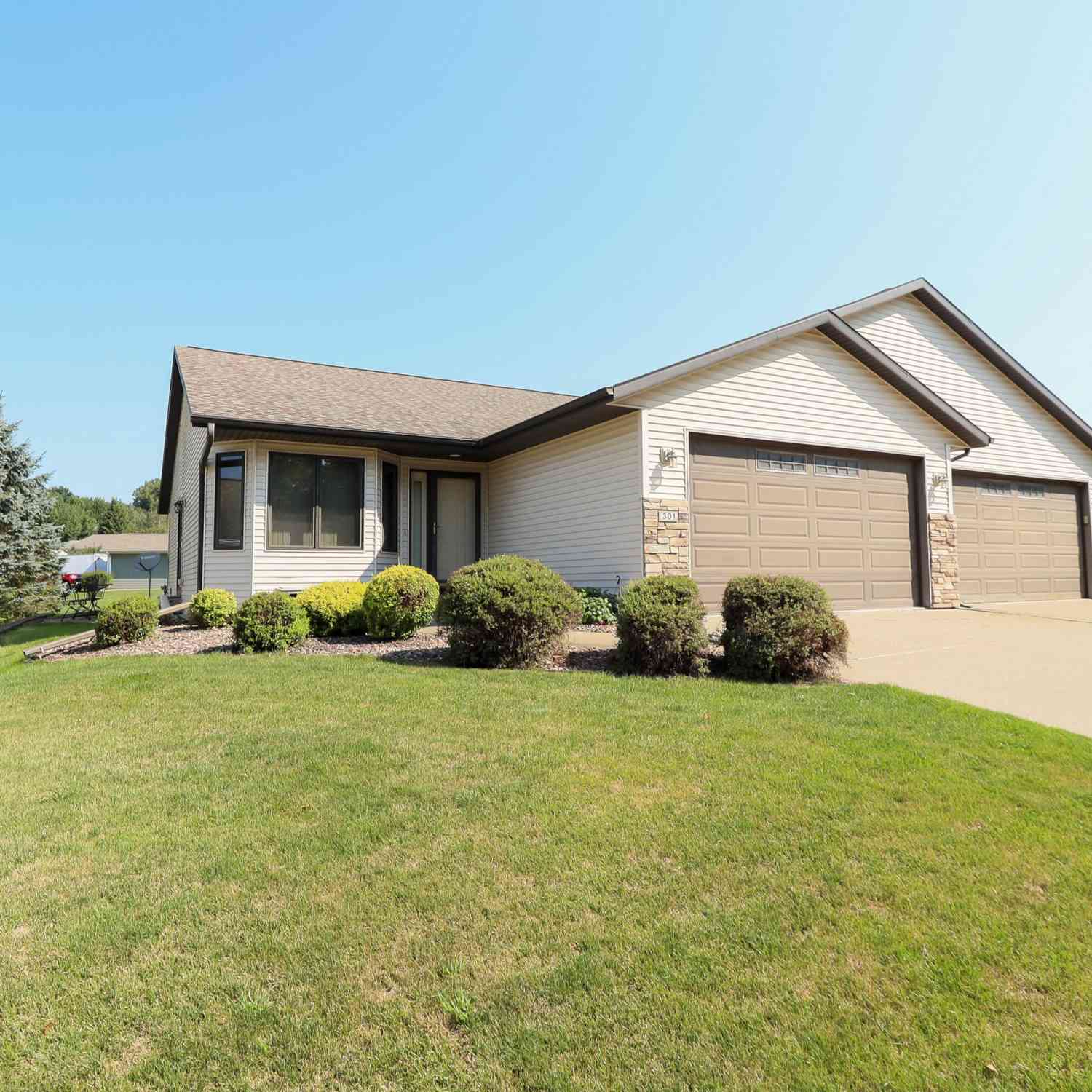 Homes For Sale - 301 Crestwood<br/> La Crosse County, Onalaska, WI 54650