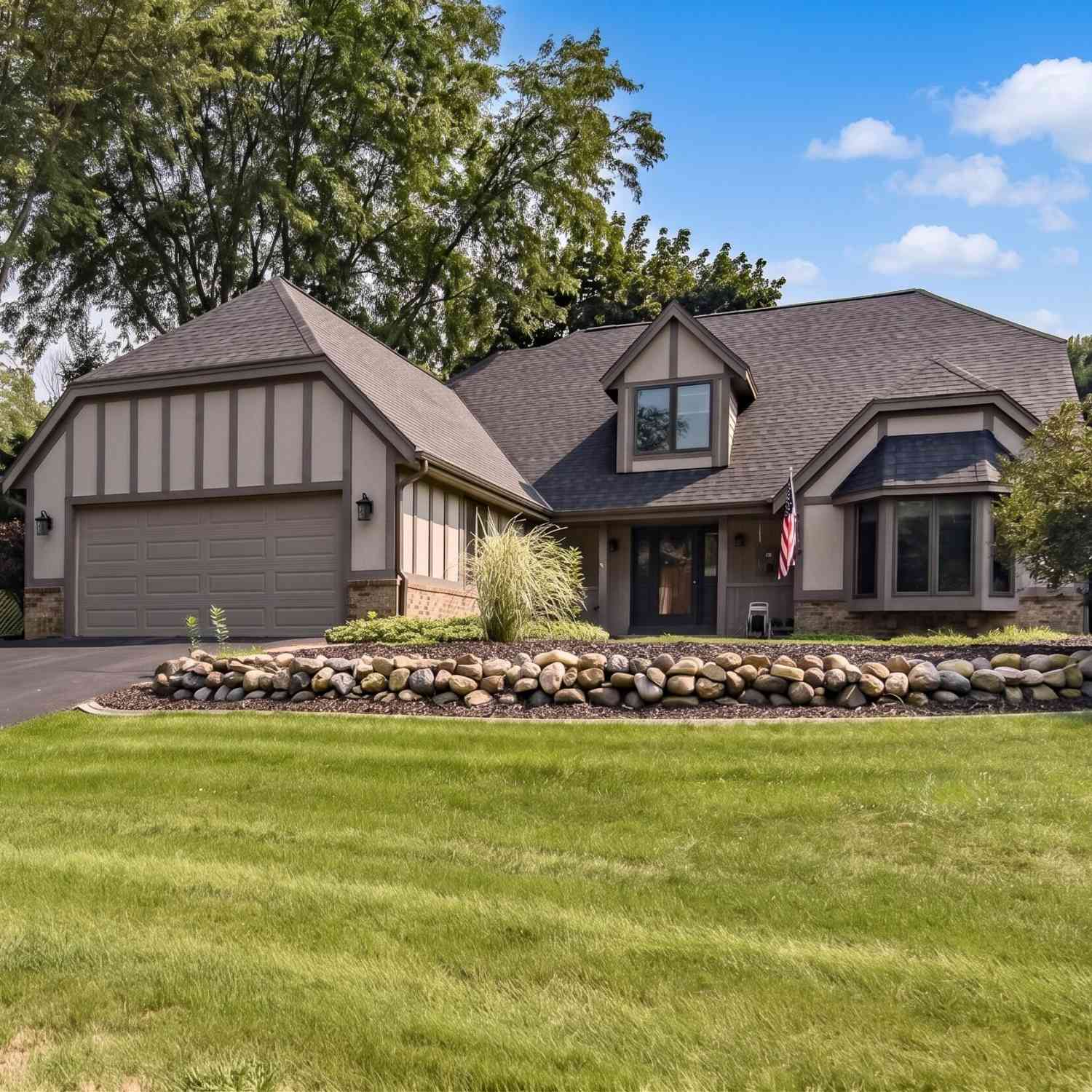 Homes For Sale - 643 Cardiff<br/> Hartland, WI 53029