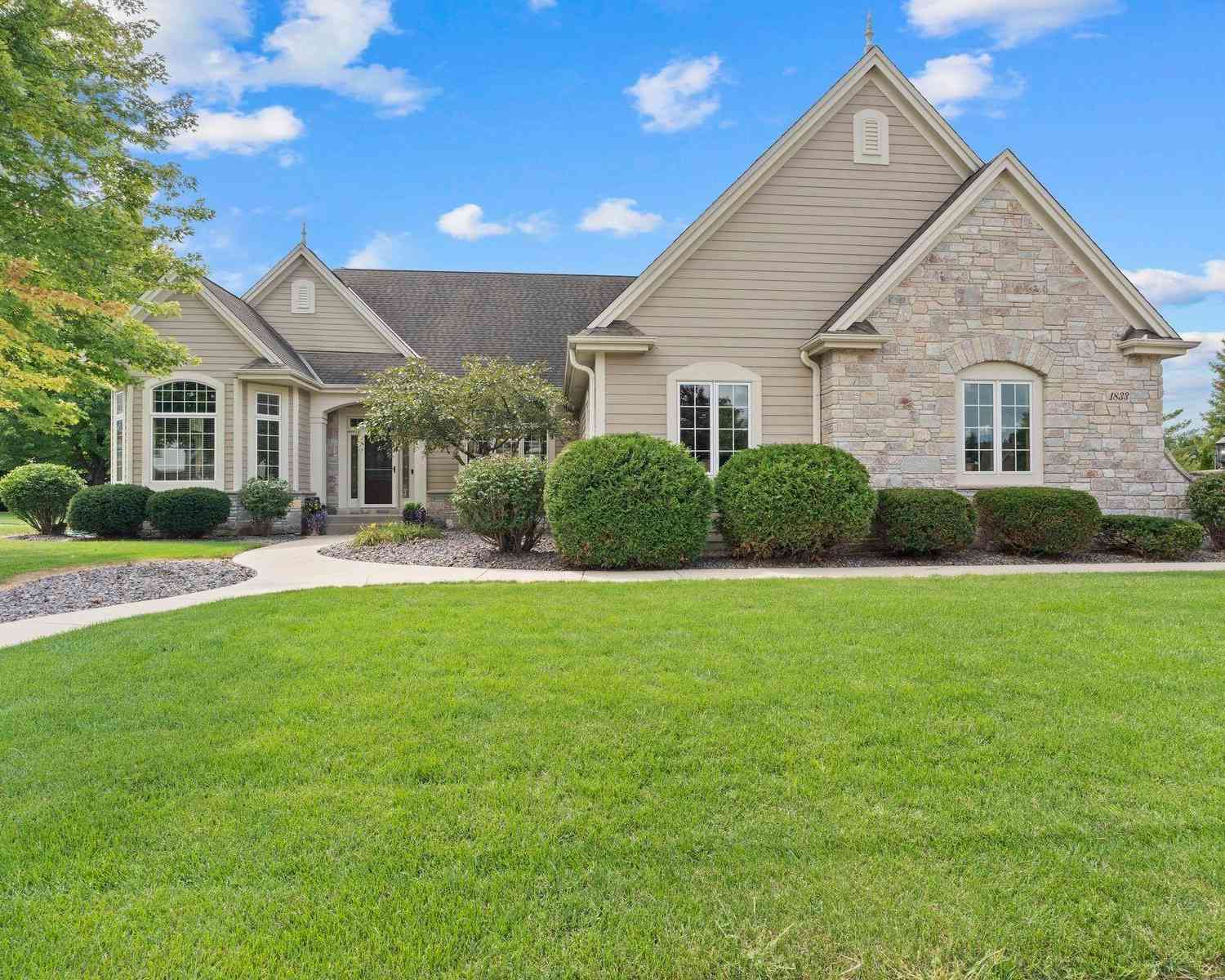 Homes For Sale - 1833 River Lakes<br/> Waukesha County, Oconomowoc, WI 53066