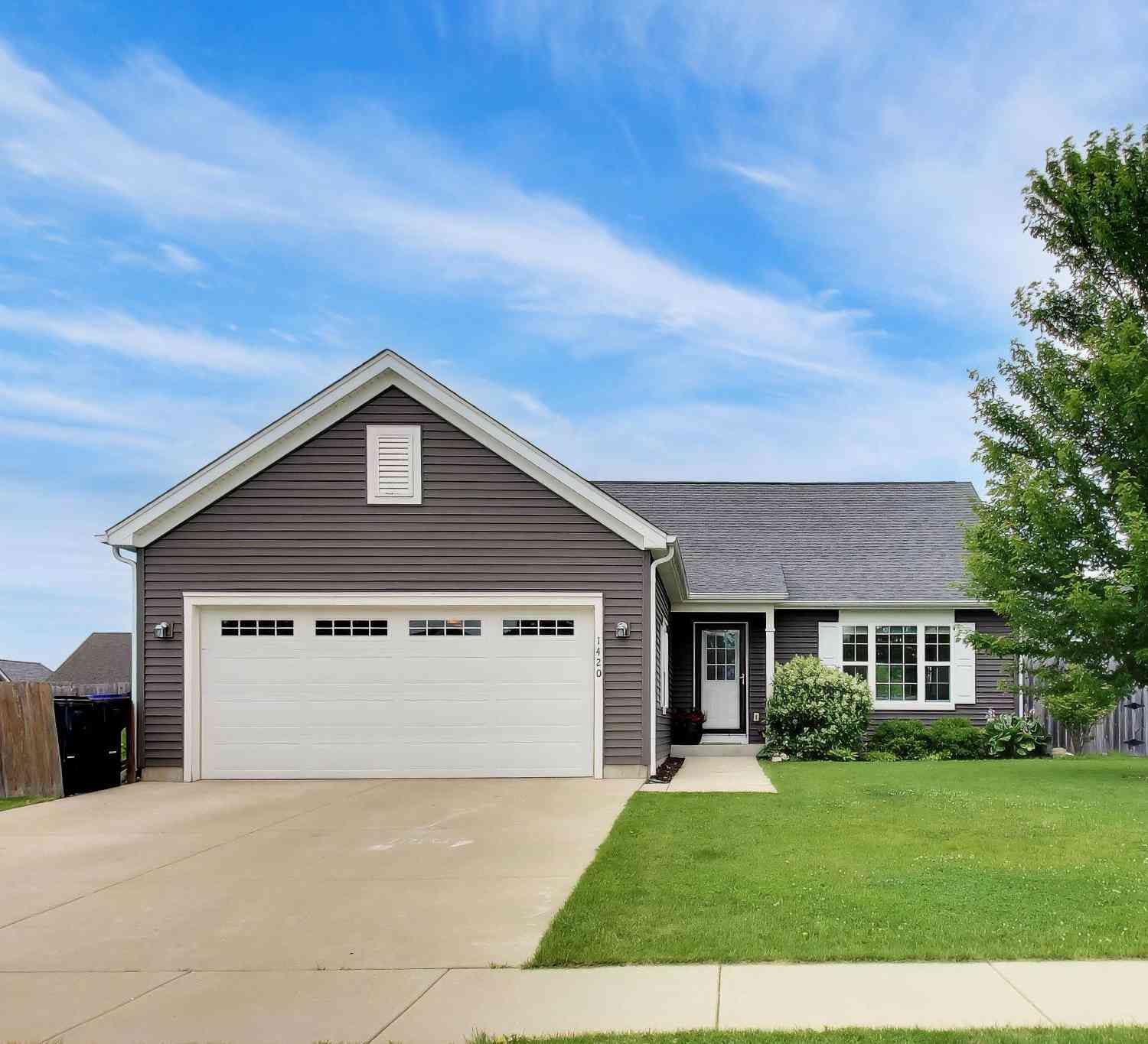 Homes For Sale - 1420 E Longneedle<br/> Elkhorn, WI 53121