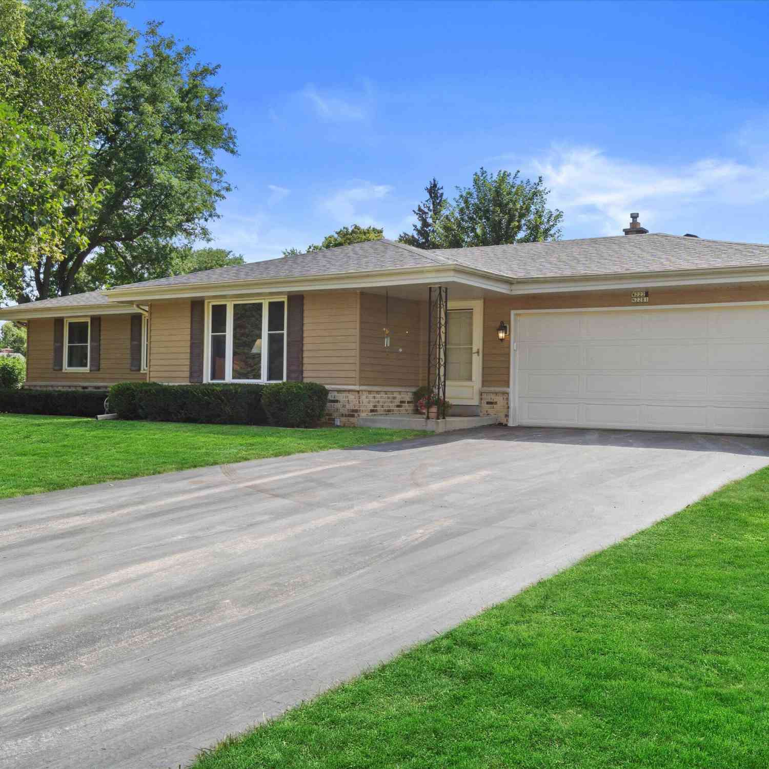 Homes For Sale - W222N2281 Glenwood<br/> Waukesha County, Pewaukee, WI 53186