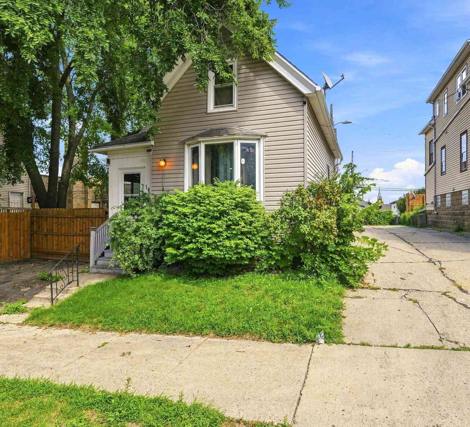 Homes For Sale - 1412 S 32nd<br/> Milwaukee County, Milwaukee, WI 53215
