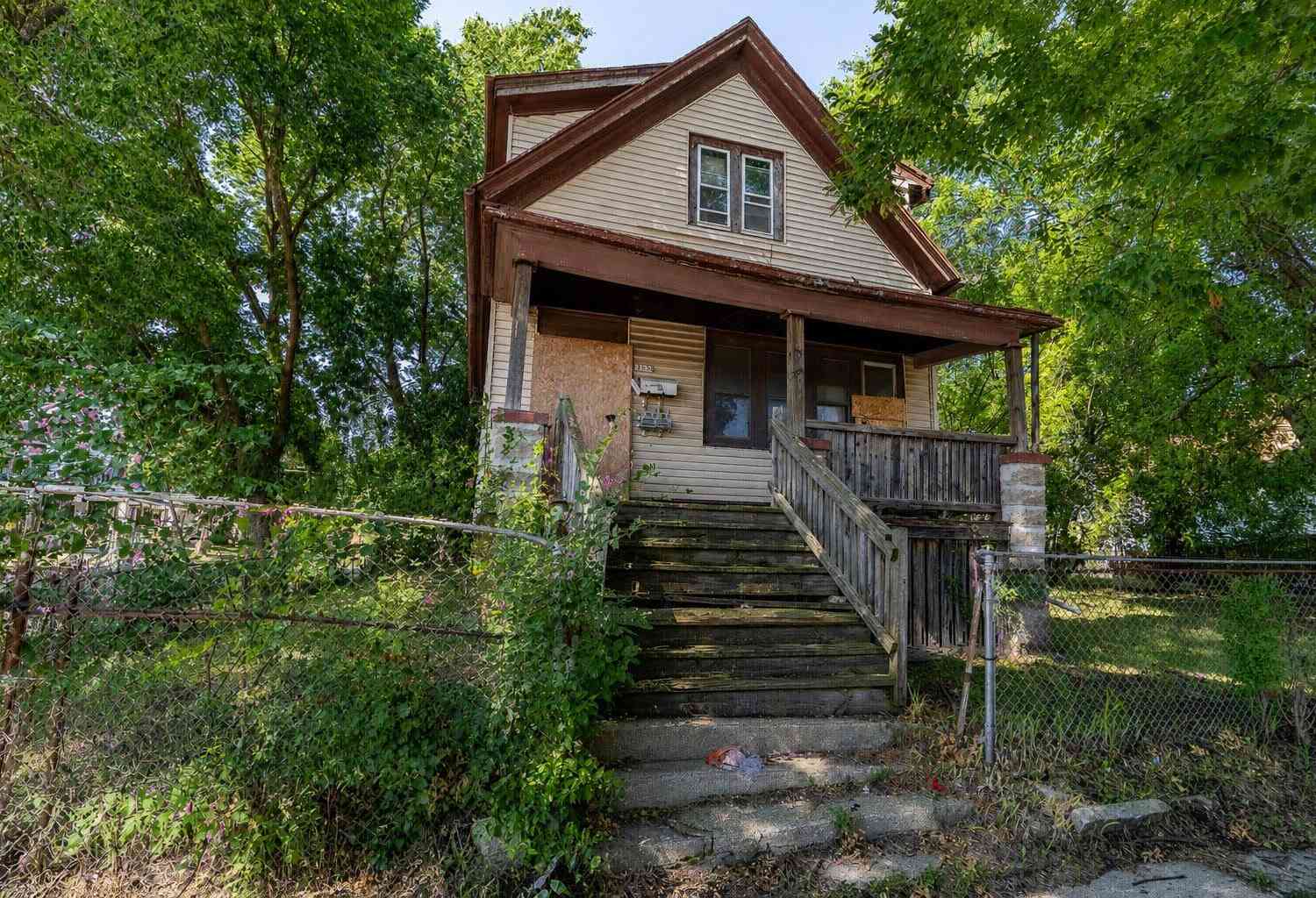 Homes For Sale - 2532 W Lloyd<br/> Milwaukee County, Milwaukee, WI 53205
