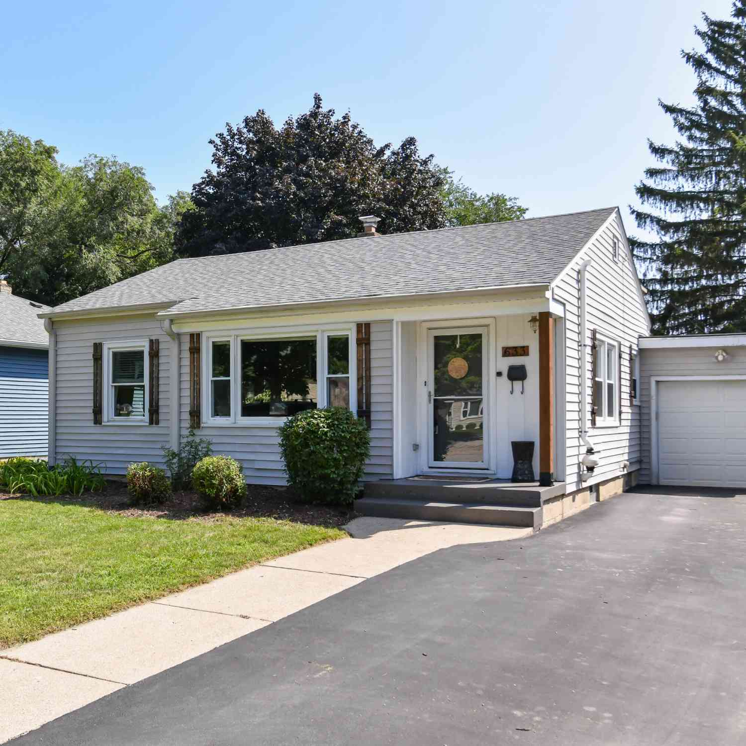 Homes For Sale - 633 N Hine<br/> Waukesha, WI 53188