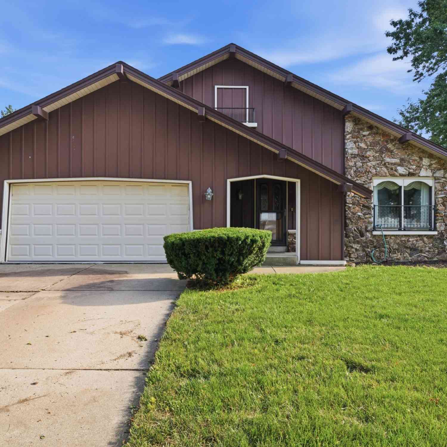 Homes For Sale - 325 E Parkway Estates<br/> Oak Creek, WI 53154
