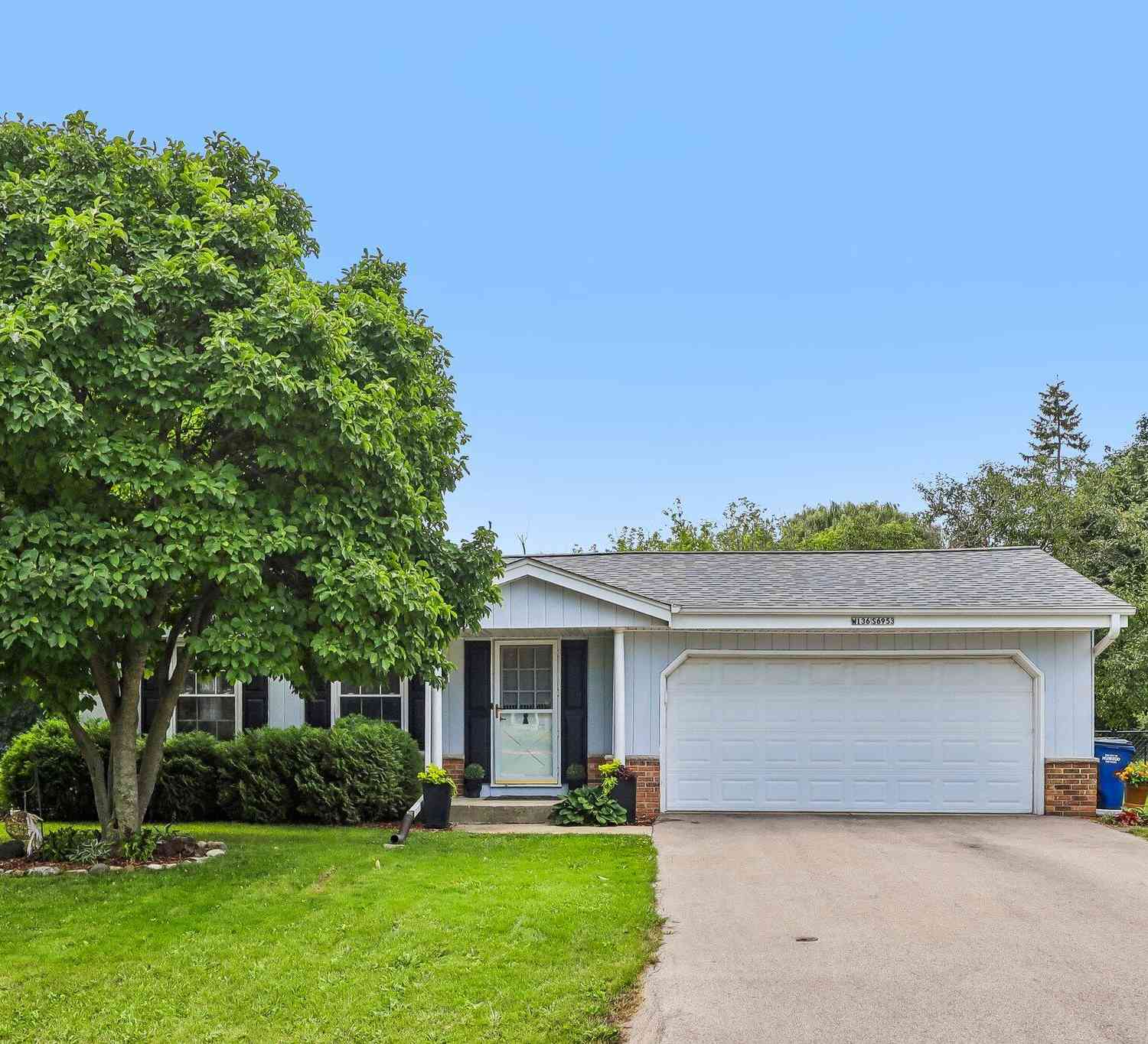 Homes For Sale - W136S6953 Hale Park<br/> Muskego, WI 53150