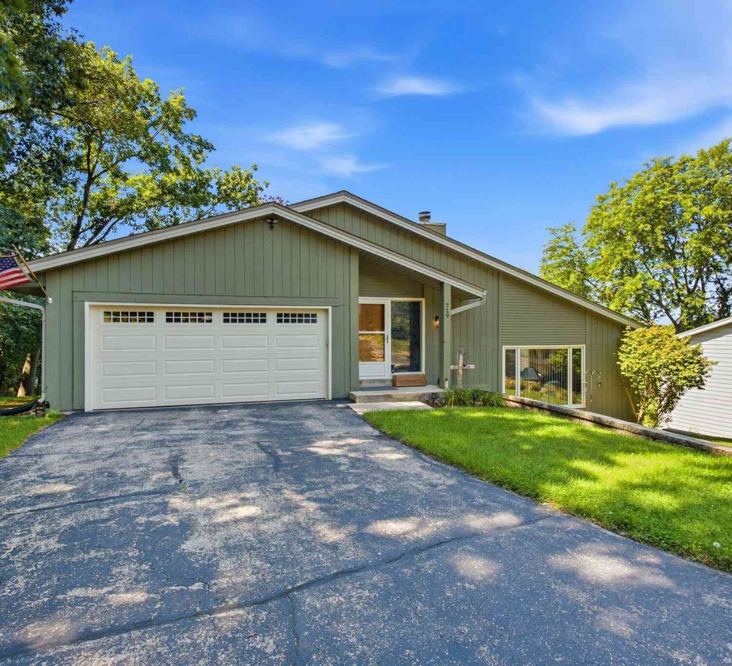 Homes For Sale - 719 Wexford<br/> Hartland, WI 53029