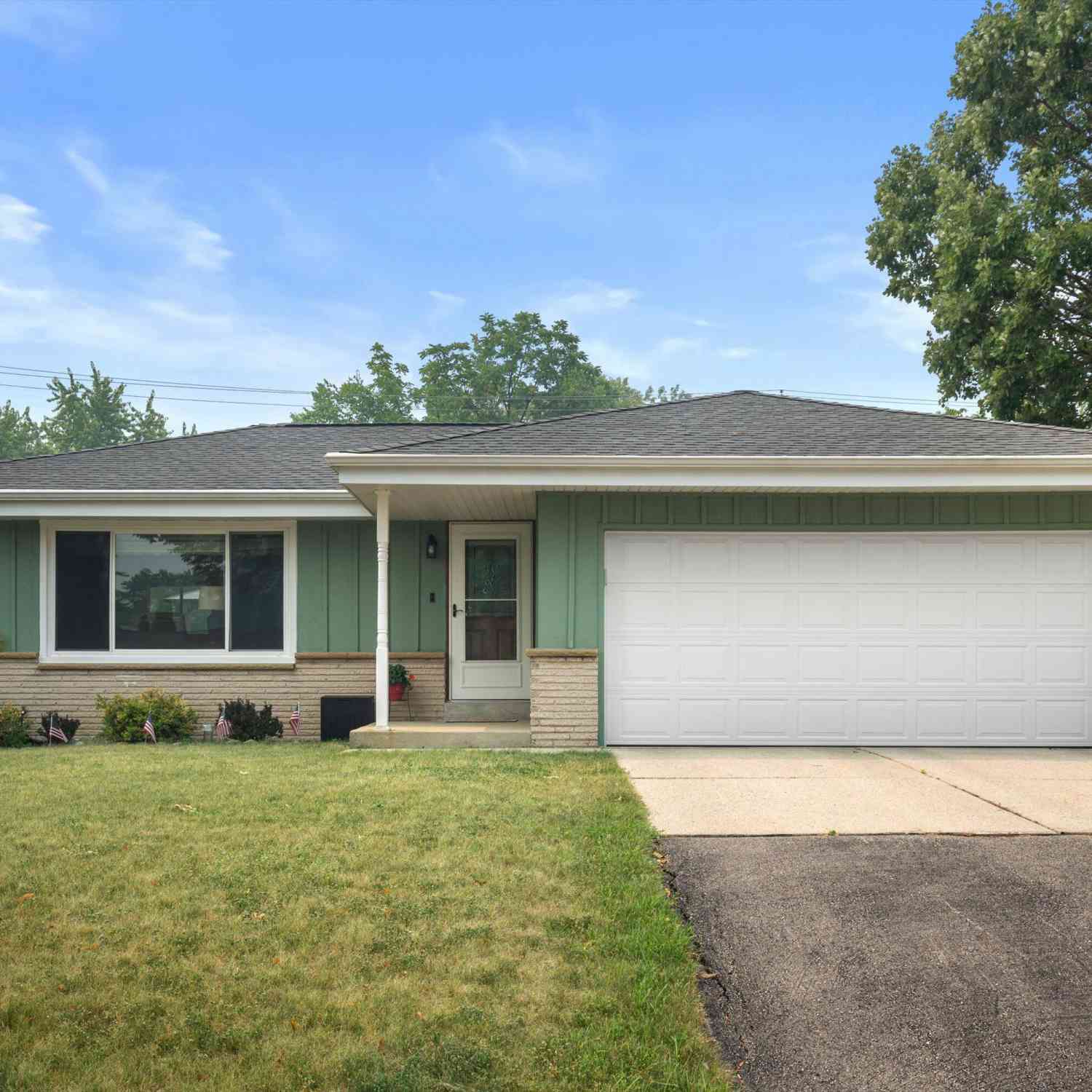 Homes For Sale - 9537 W Sarasota<br/> Wauwatosa, WI 53222