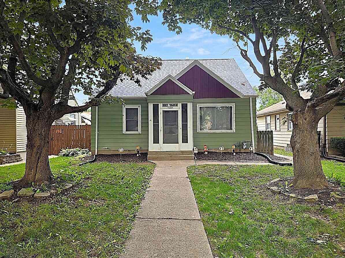 Homes For Sale - 3136 N 77th<br/> Milwaukee County, Milwaukee, WI 53222