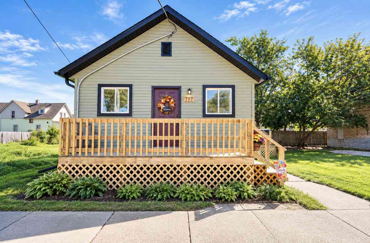 Homes For Sale - 717 Hubbard<br/> Racine, WI 53402