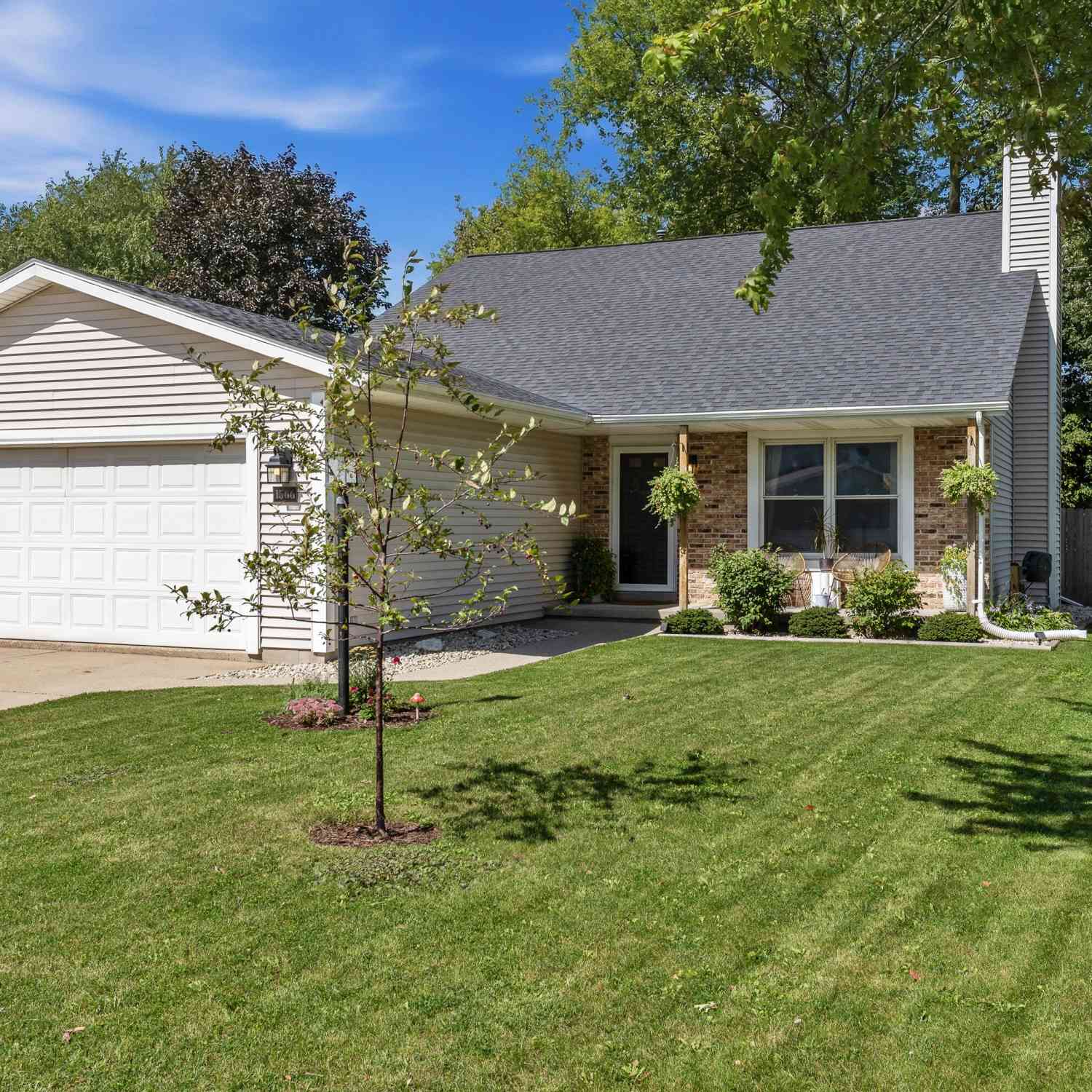 Homes For Sale - 1566 Briarwood<br/> Hartford, WI 53027